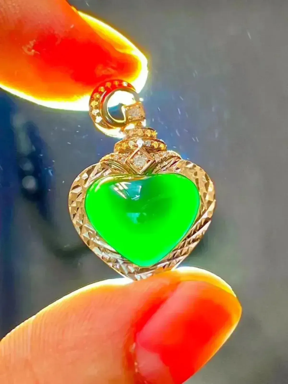 墨翠：【桃心吊坠】18K金+南非钻镶嵌，细腻干净，黑度极黑，性价比高，雕工精湛，打灯透绿 裸石尺寸：