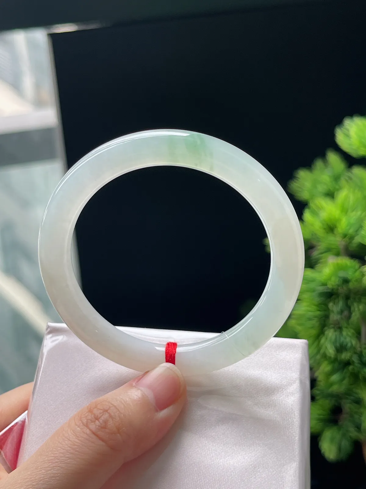 圆镯52圈口，翡翠冰糯种飘绿手镯