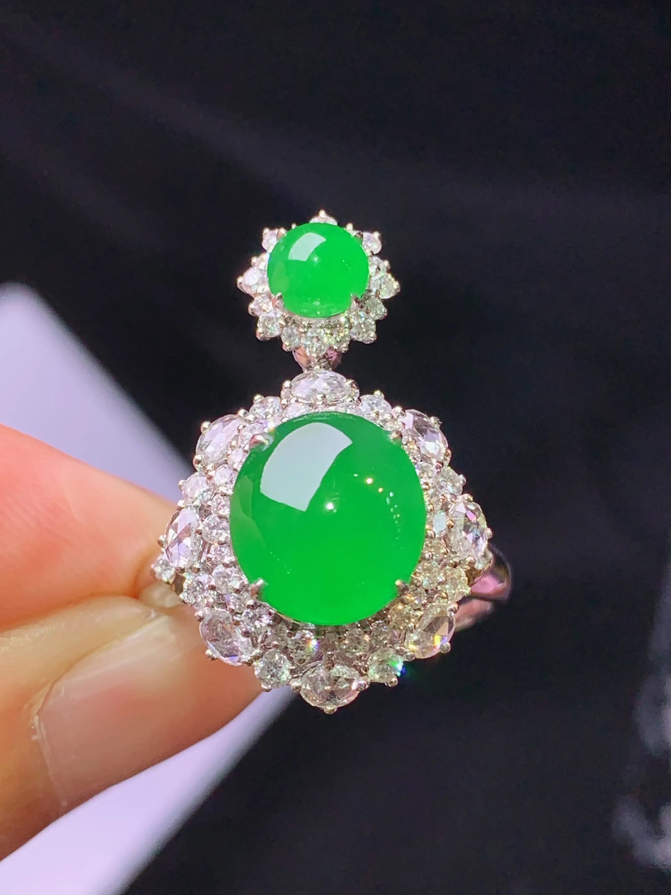 18k金钻镶嵌满绿蛋面戒指吊坠两用款 玉质细腻  色泽清新艳丽 圈口14 整体尺寸24.3*15.5