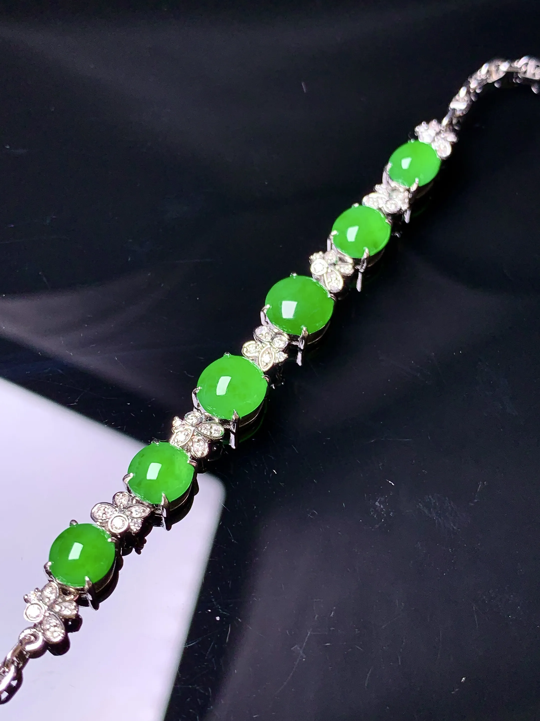 18k金钻镶嵌满绿蛋面手链 玉质细腻 色泽艳丽清新 整体尺寸70.8*6.8*4.3