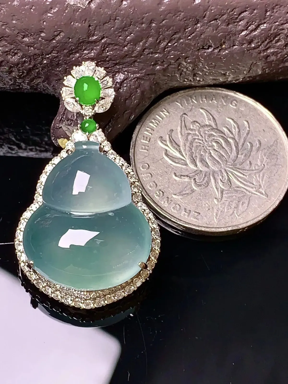 18k金钻镶嵌冰种葫芦吊坠 玉质细腻 色泽清新艳丽  整体尺寸34.5*20.5*10.8