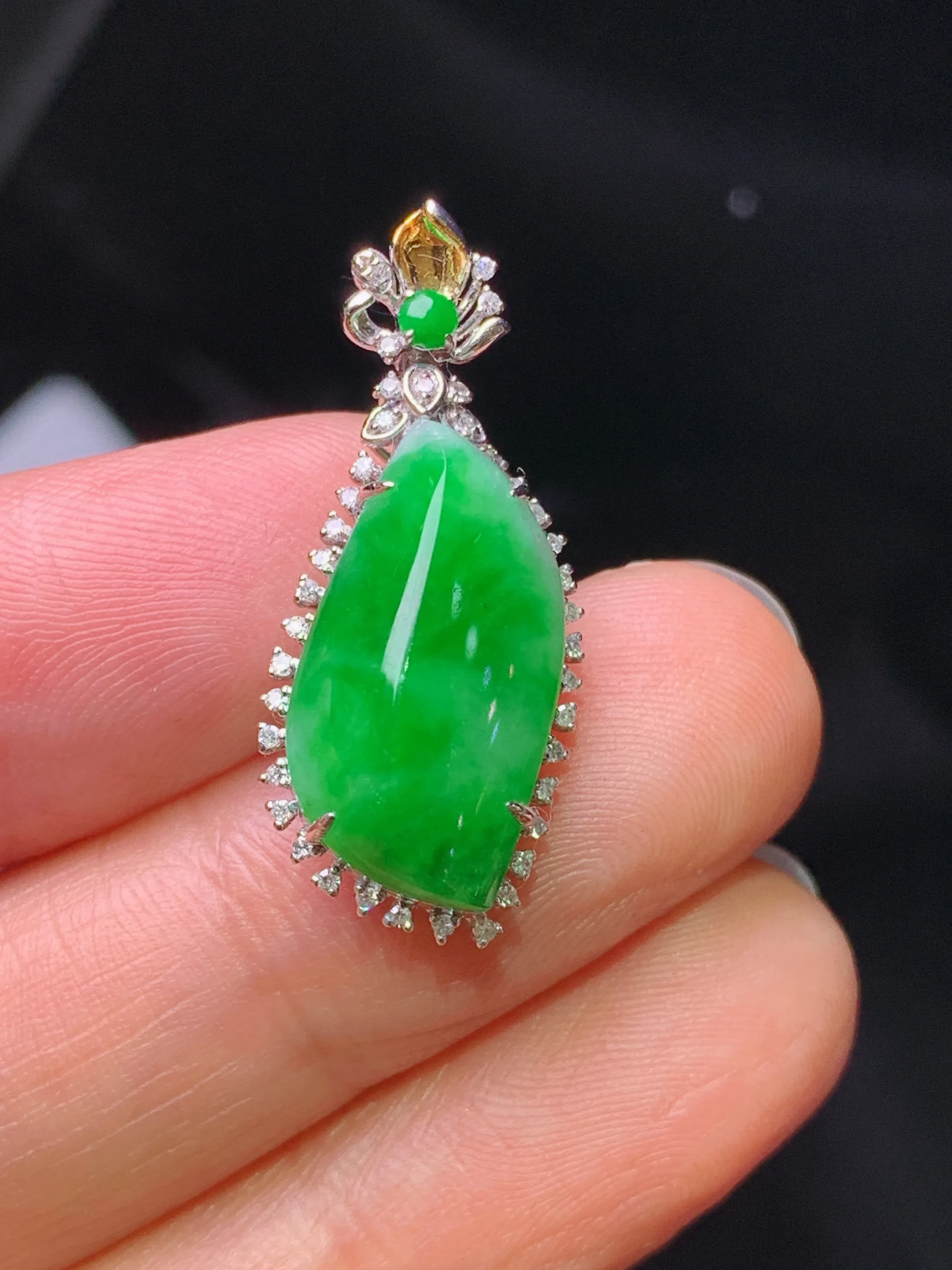 18k金钻镶嵌翠绿随形吊坠 玉质细腻  色泽清新艳丽 整体尺寸27.8*12.2*7.3