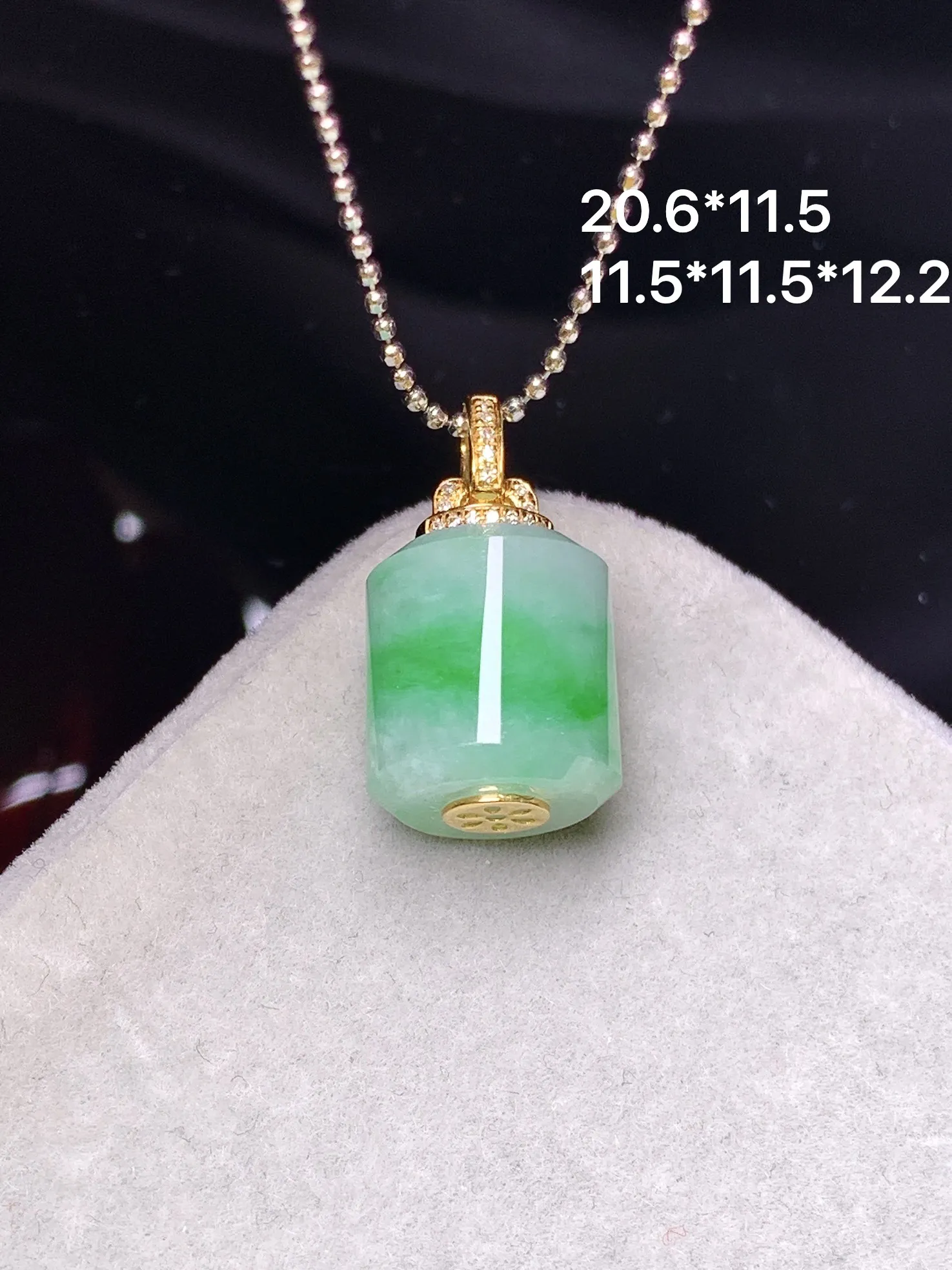 18k金钻镶嵌飘绿路路通吊坠 玉质细腻 色泽艳丽清新 整体尺寸20.6*11.5