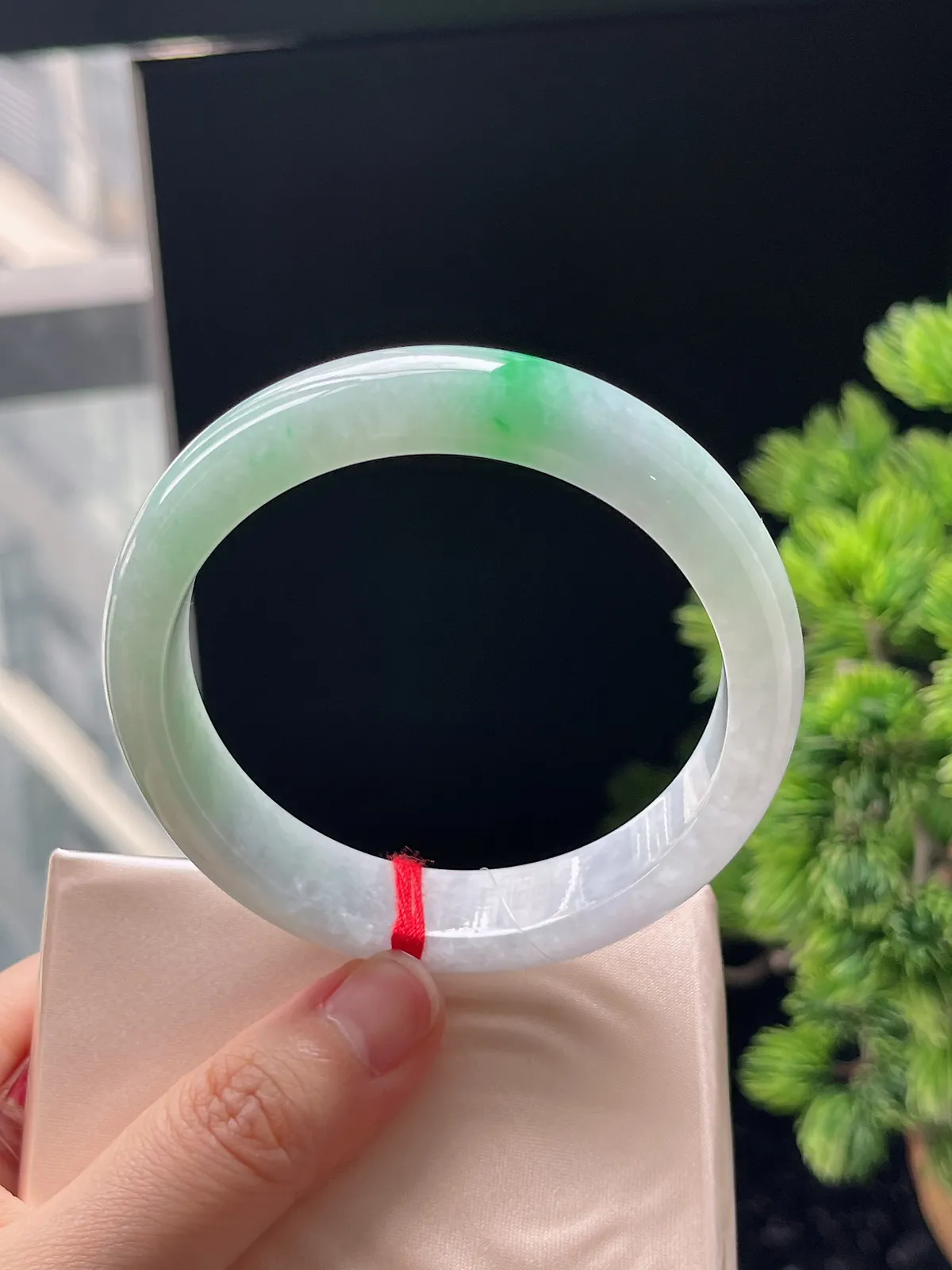 正圈57.6圈口，翡翠糯化种飘绿手镯