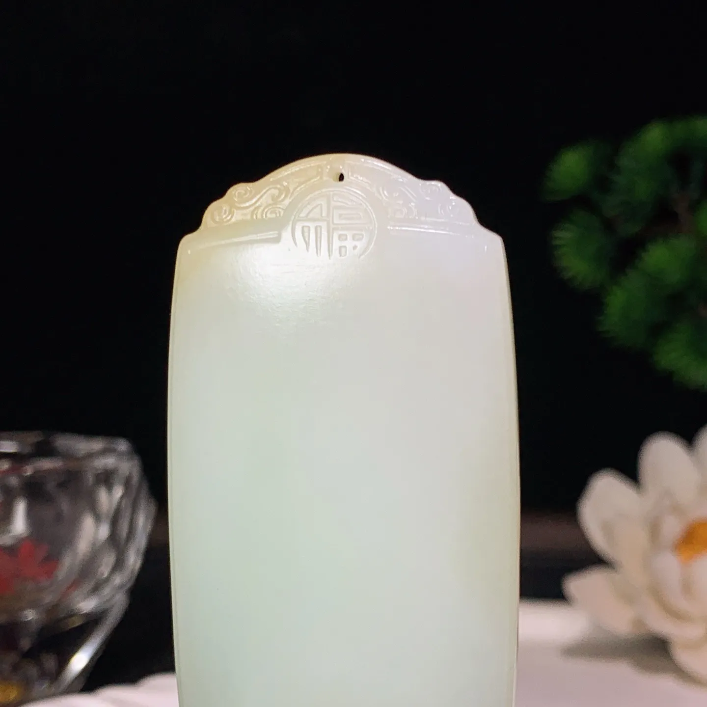 新疆和田玉翠青平安无事牌挂件 尺寸63/35/11重63克。玉质细腻油润。手推出油。品相大气 lt260204