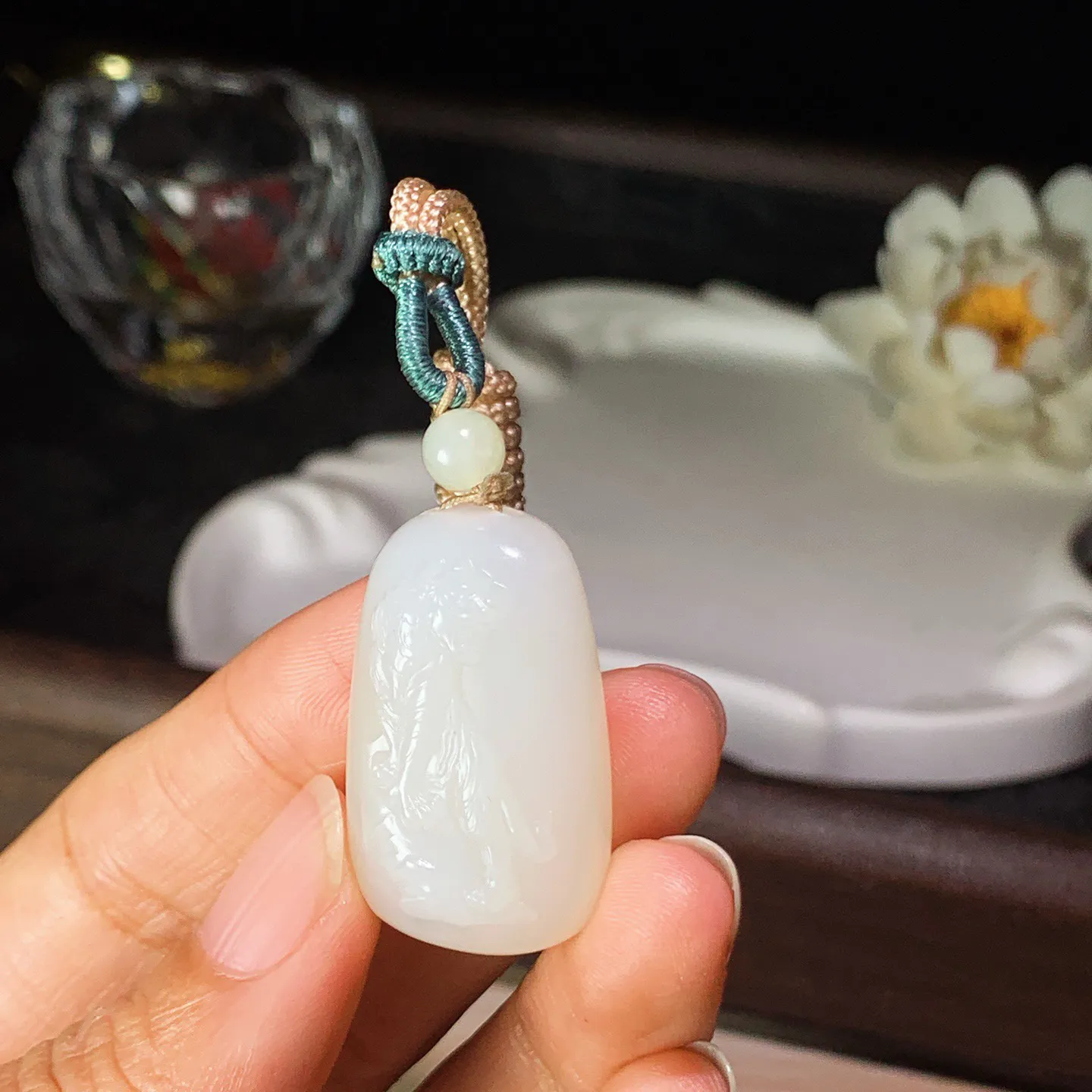 和田玉白玉上山虎挂件 尺寸31/19/10重13克。玉质细腻油润。手推出油。品相大气 lt260204