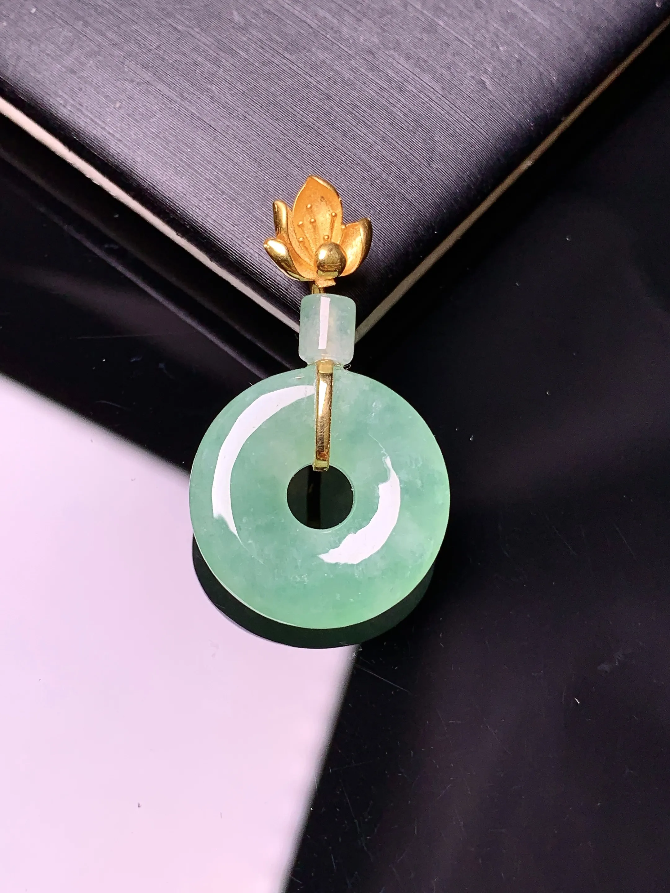 18k金钻镶嵌翠绿平安环吊坠 玉质细腻  色泽清新艳丽 整体尺寸30*17.2*4.2