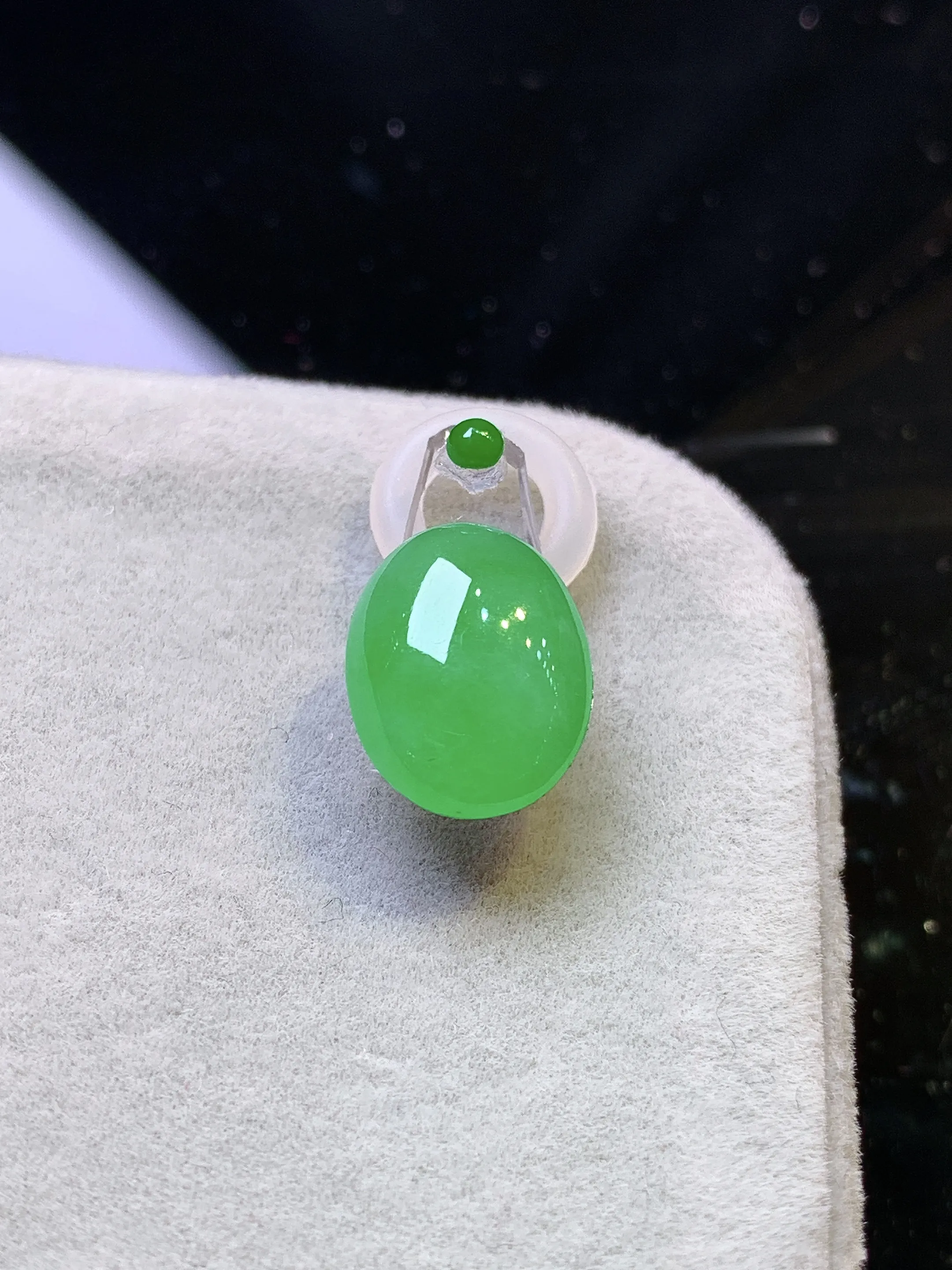 镶嵌款 翠绿蛋面吊坠 玉质细腻  色泽清新艳丽 整体尺寸11.8*9*4.6