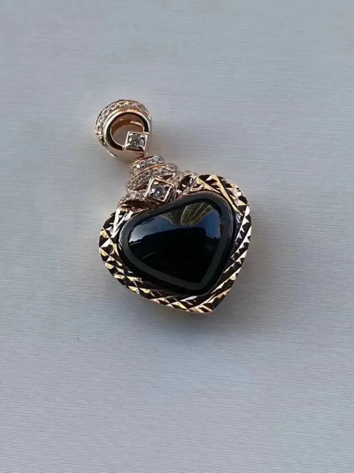 墨翠：【桃心吊坠】18K金+南非钻镶嵌，细腻干净，黑度极黑，性价比高，雕工精湛，打灯透绿 裸石尺寸：13.6*11.5