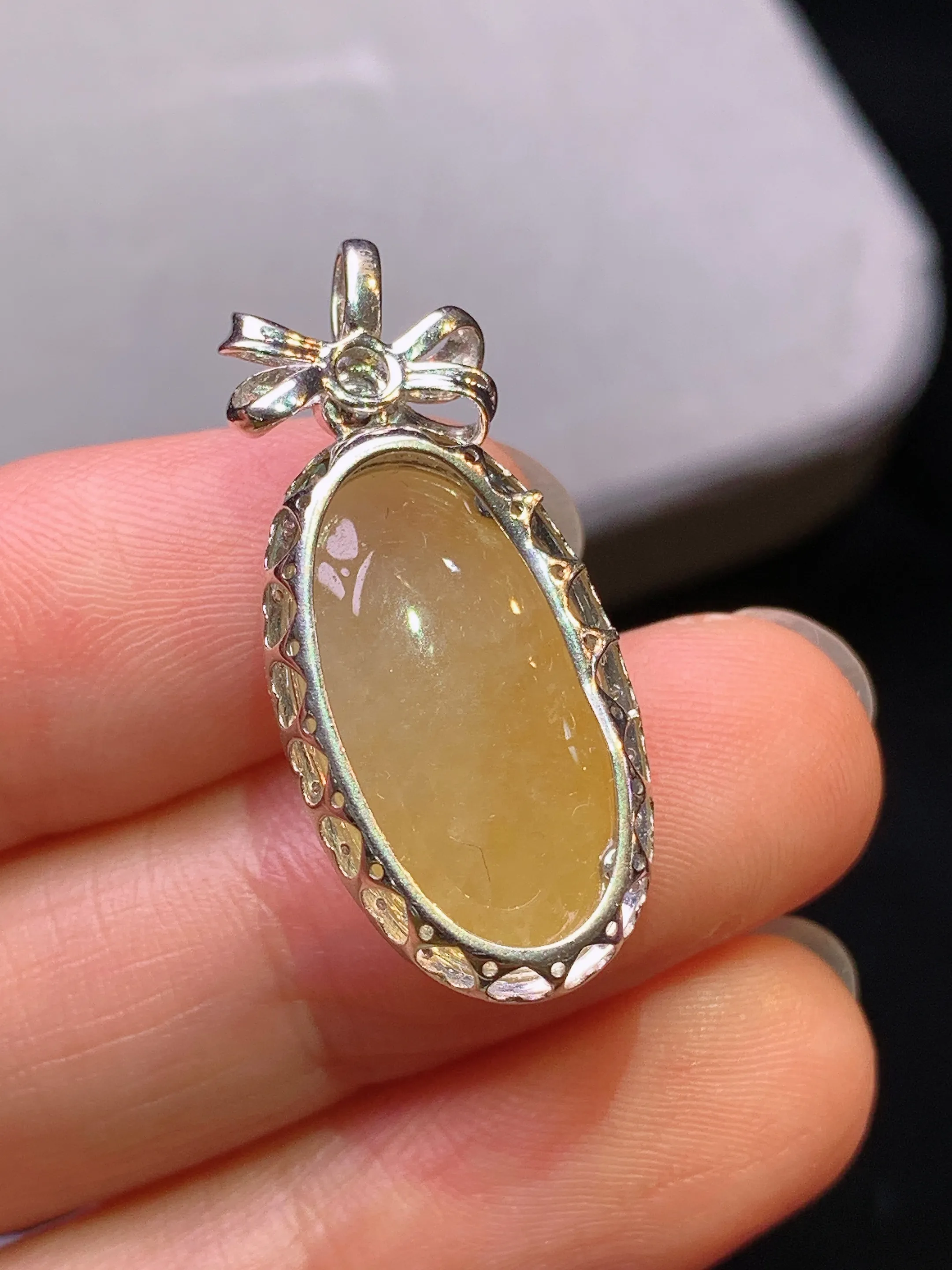 18k金钻镶嵌黄翡蛋面吊坠 玉质细腻 色泽艳丽清新 整体尺寸29.8*12.8*8.7