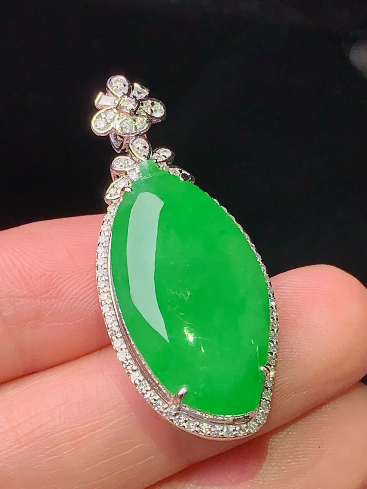 18k金钻镶嵌满绿福瓜吊坠 玉质细腻 色泽清新艳丽 整体尺寸37.5*16.2*10.5