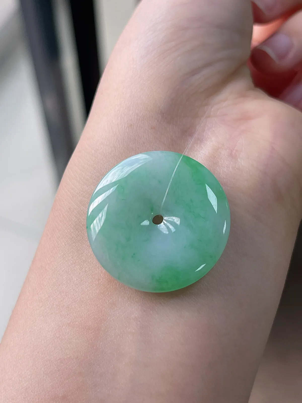 翡翠糯化种淡绿色飘绿平安扣