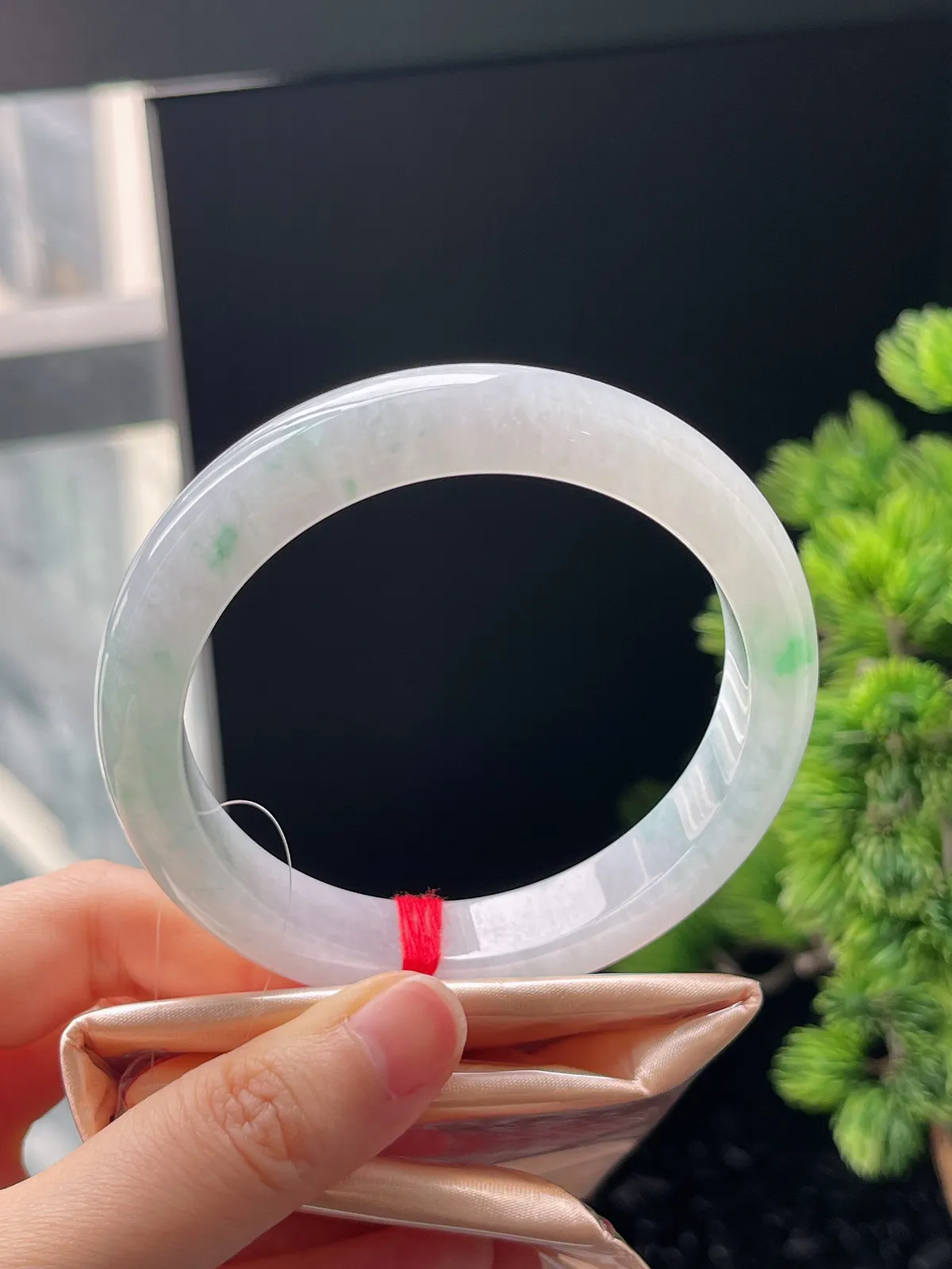 正圈61.6圈口，翡翠冰糯种飘绿手镯