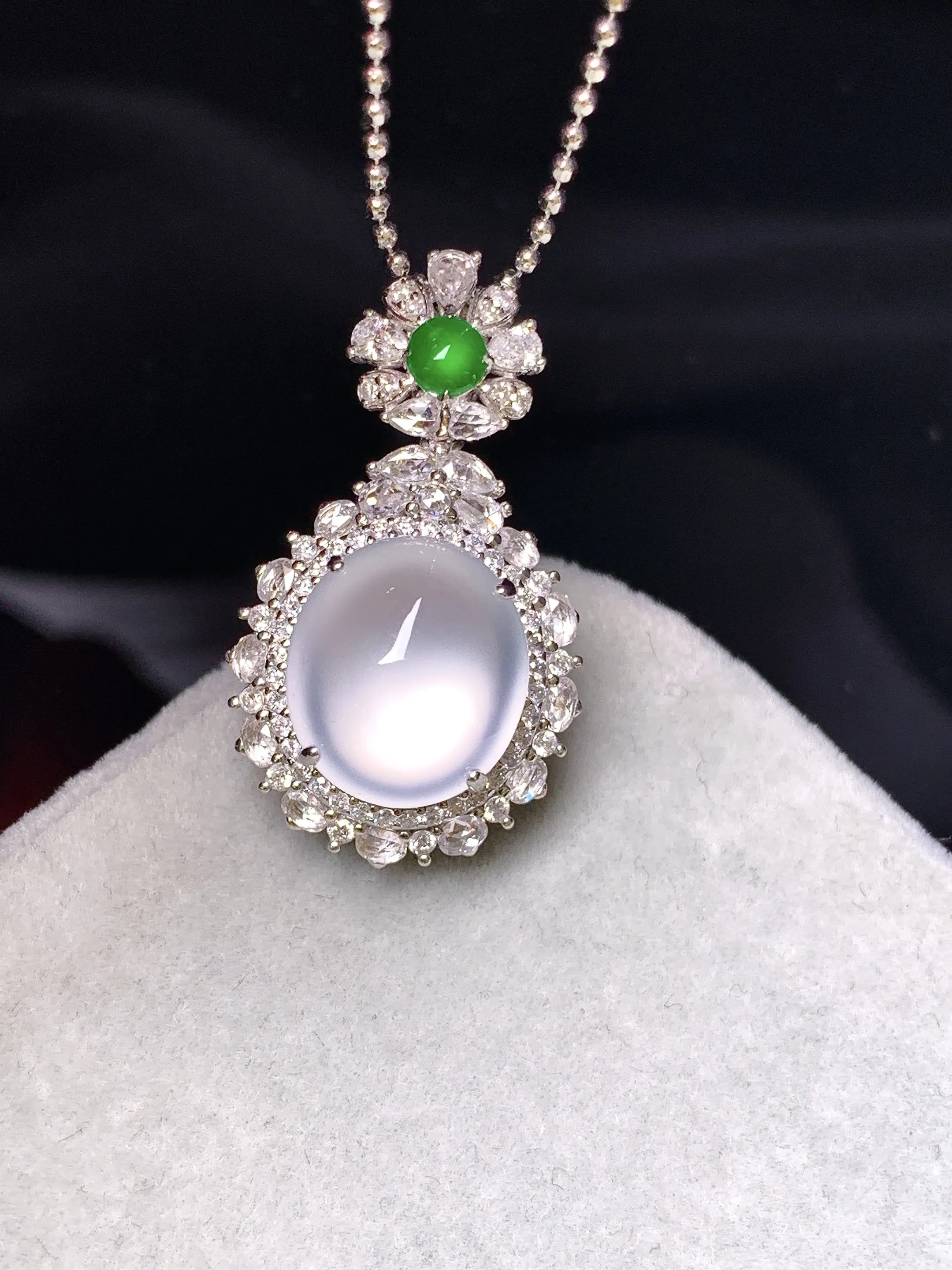 18k金钻镶嵌玻璃种蛋面吊坠 玉质细腻 色泽艳丽清新 整体尺寸26.8*15.5*12