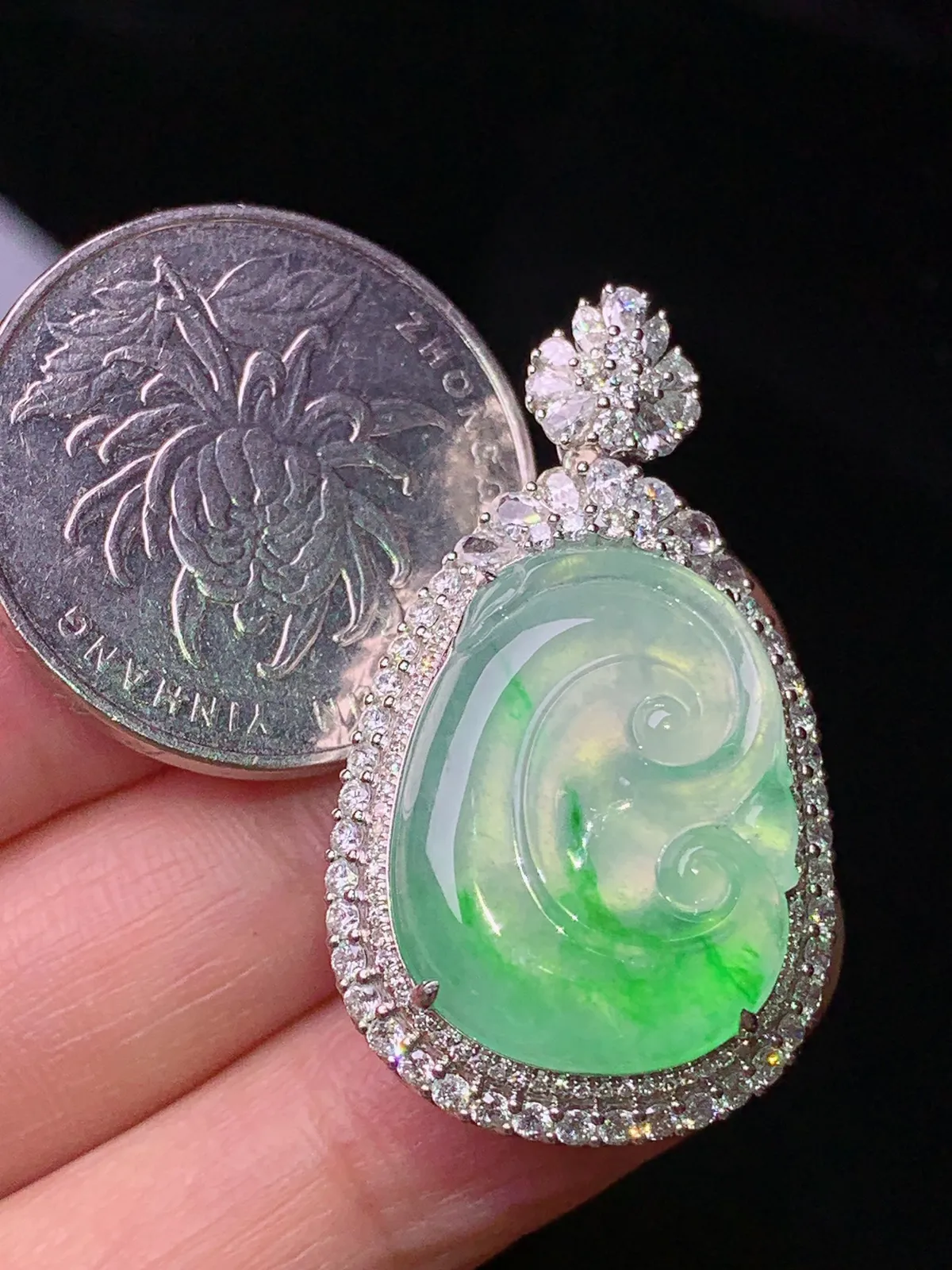 18k金钻镶嵌飘绿如意吊坠 玉质细腻 色泽艳丽清新 整体尺寸35.5*20.5*11.3