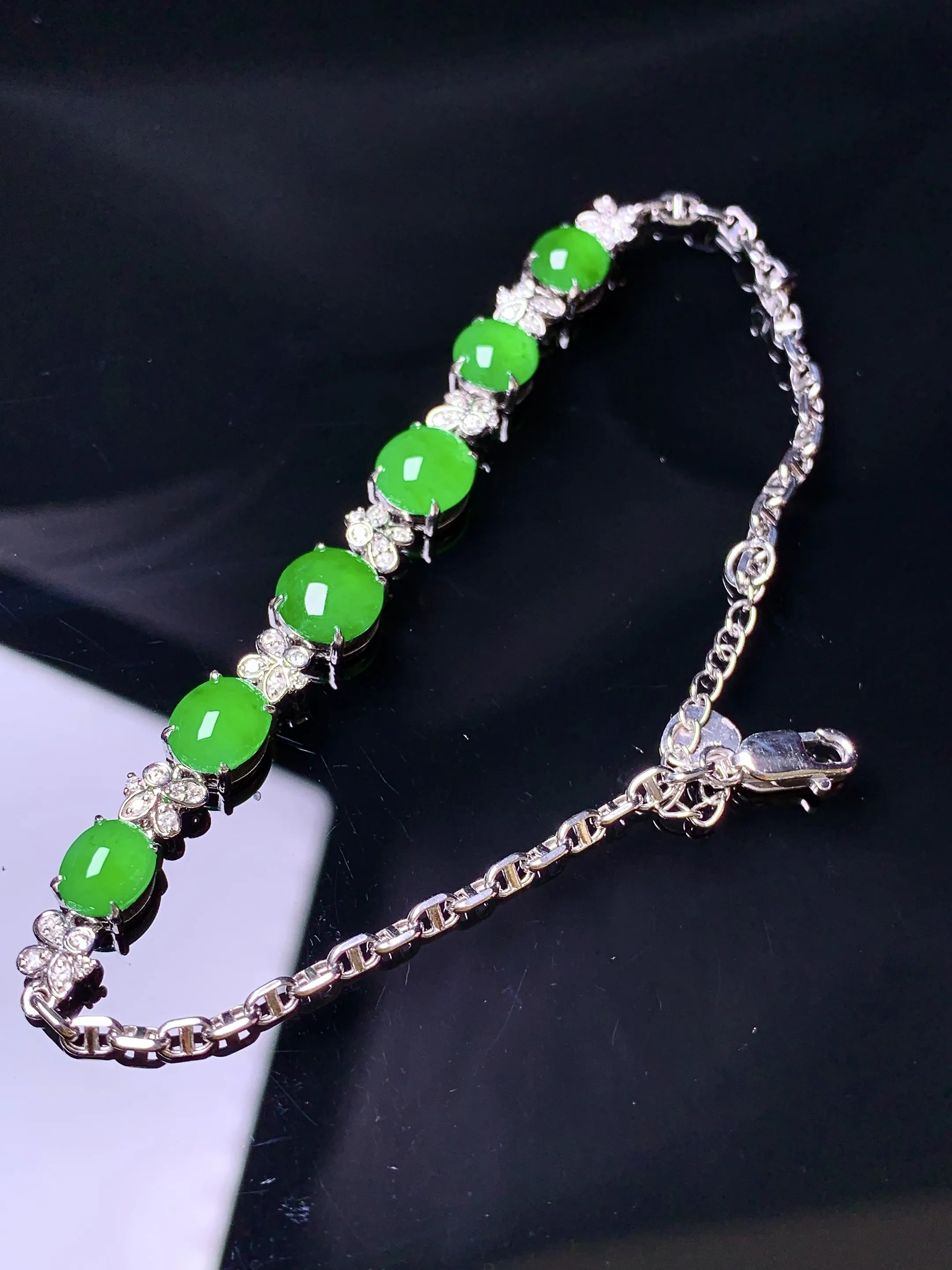 18k金钻镶嵌满绿蛋面手链 玉质细腻 色泽艳丽清新 整体尺寸70.8*6.8*4.3