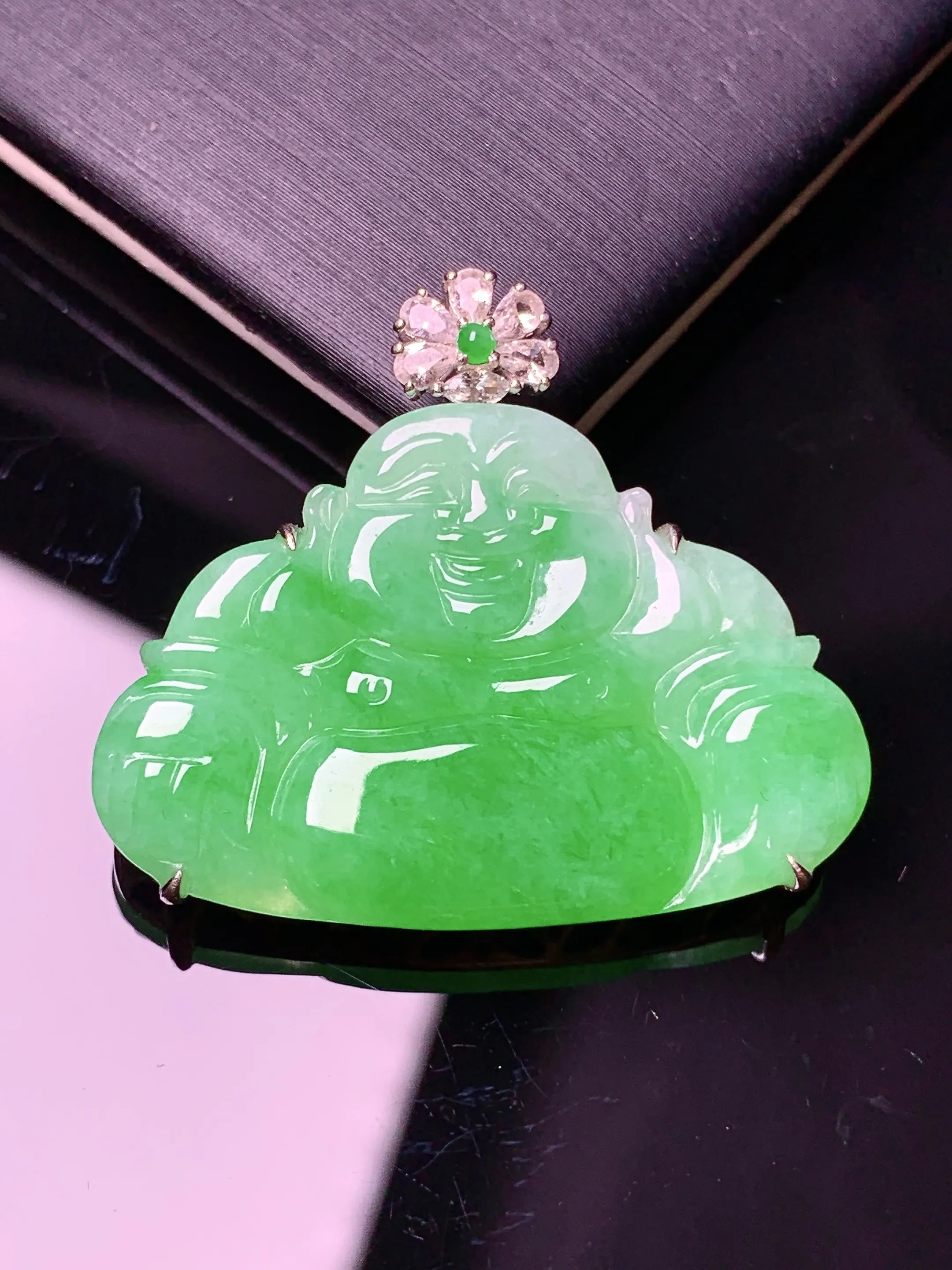 18k金钻镶嵌翠绿佛公吊坠 玉质细腻  色泽清新艳丽 整体尺寸28*32*5.3