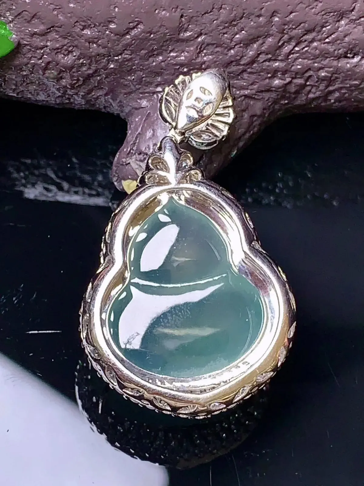 18k金钻镶嵌冰种葫芦吊坠 玉质细腻 色泽清新艳丽  整体尺寸34.5*20.5*10.8