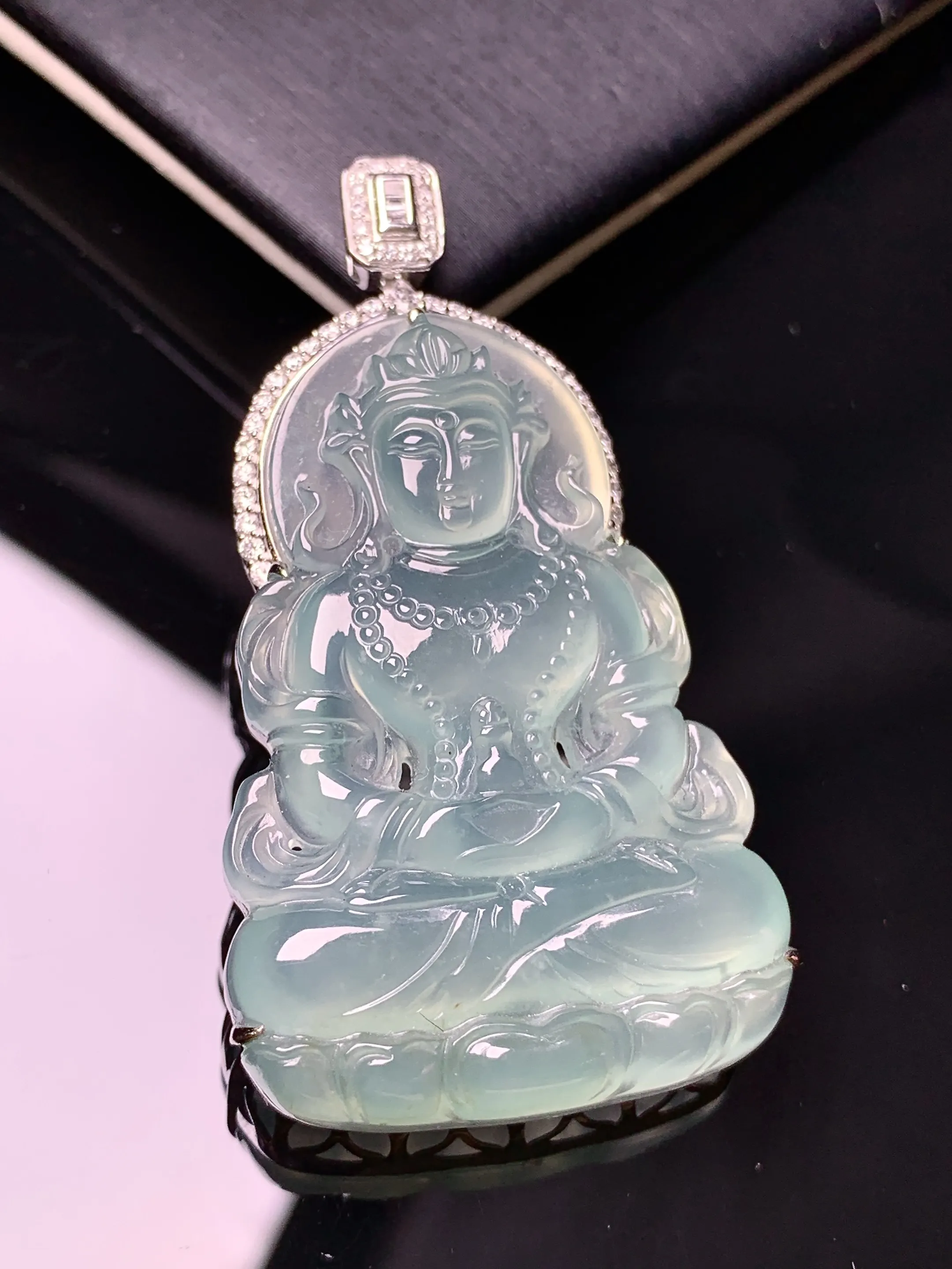 18k金钻镶嵌冰种度母观音吊坠 玉质细腻  色泽清新艳丽 整体尺寸52.8*28.5*9