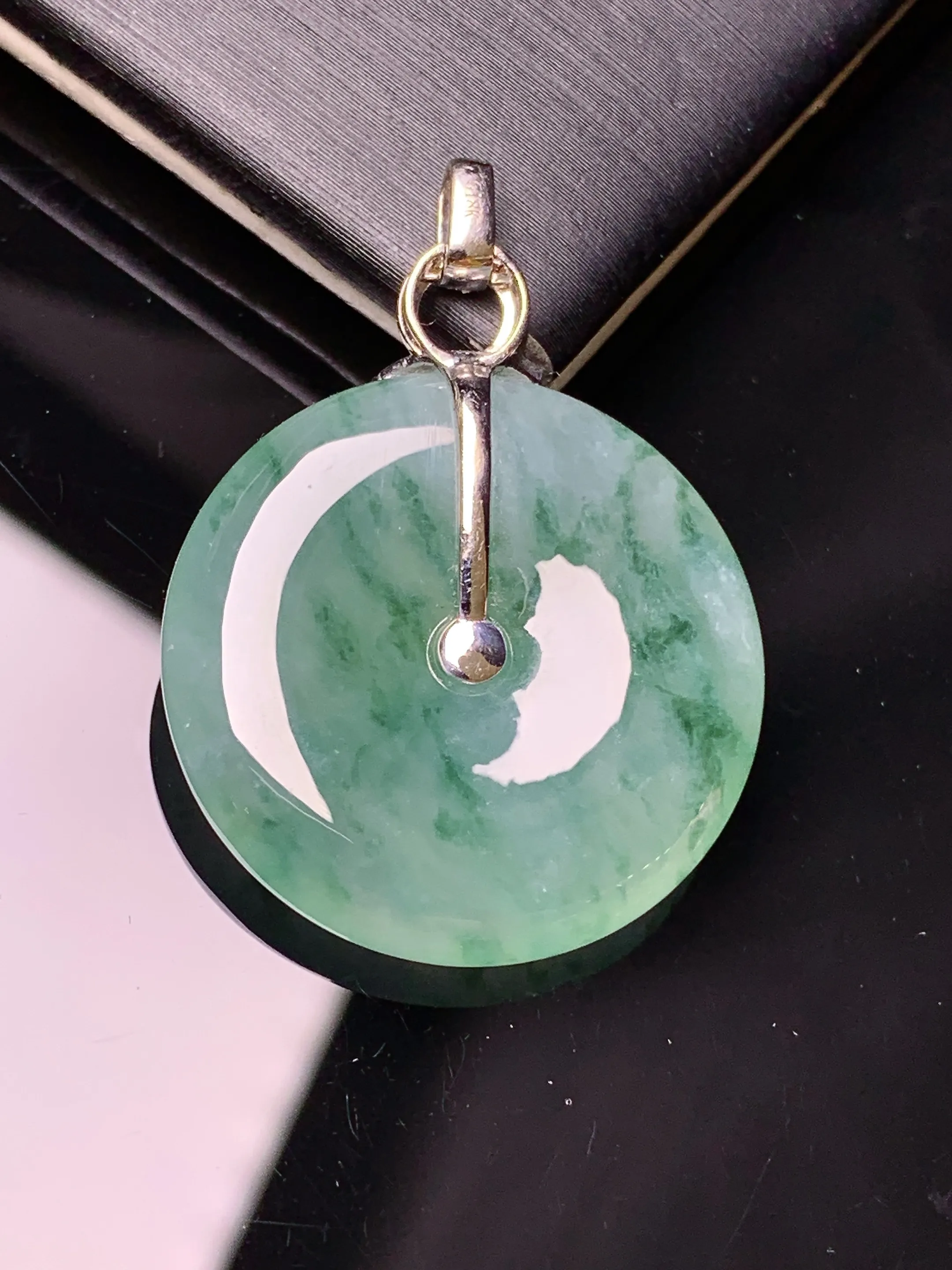 18k金钻镶嵌飘绿平安扣吊坠 玉质细腻  色泽清新艳丽 整体尺寸32.8*23.8*5.5