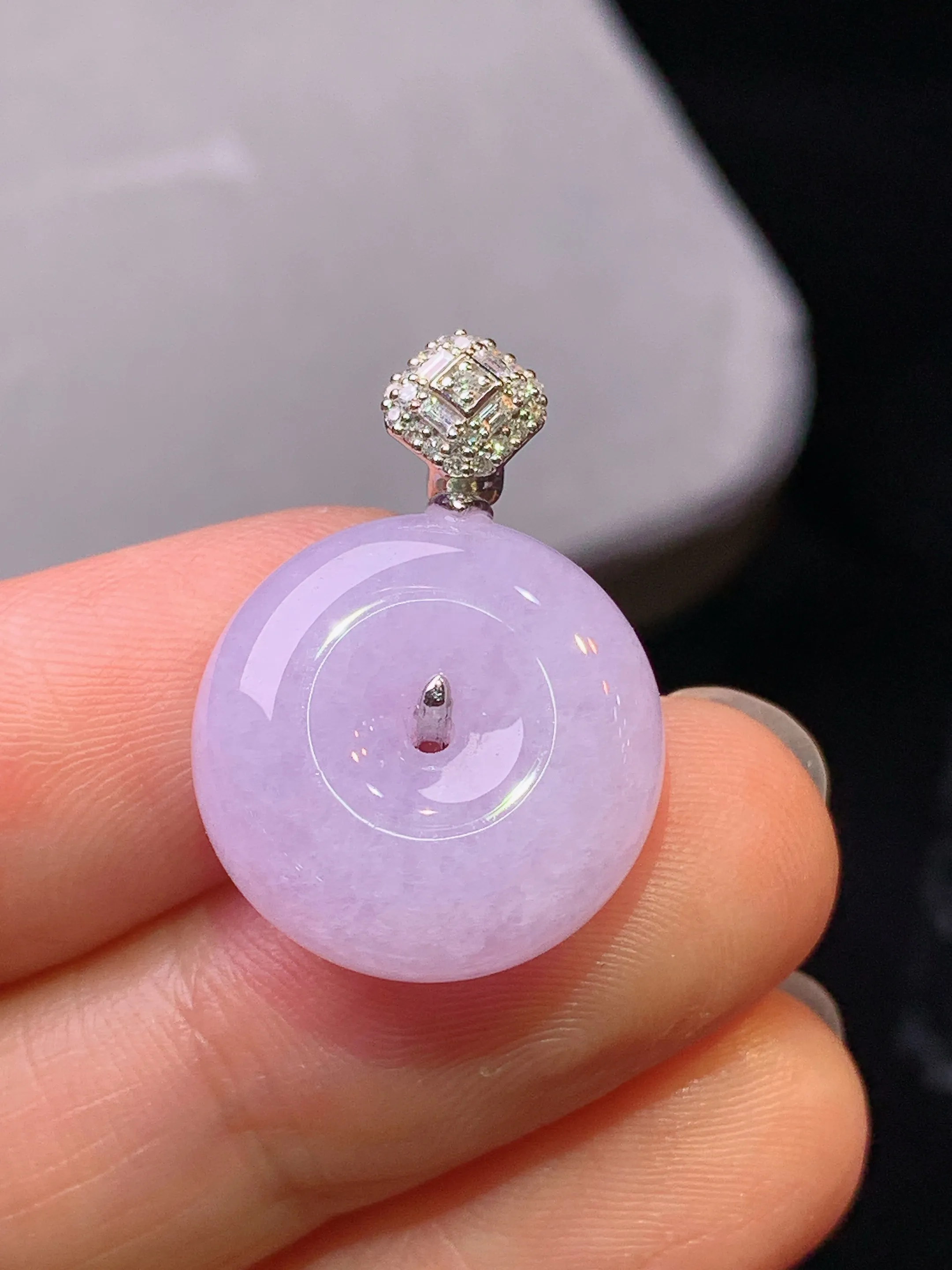 18k金钻镶嵌紫罗兰平安扣吊坠 玉质细腻 色泽艳丽清新 整体尺寸24.2*17*7.5