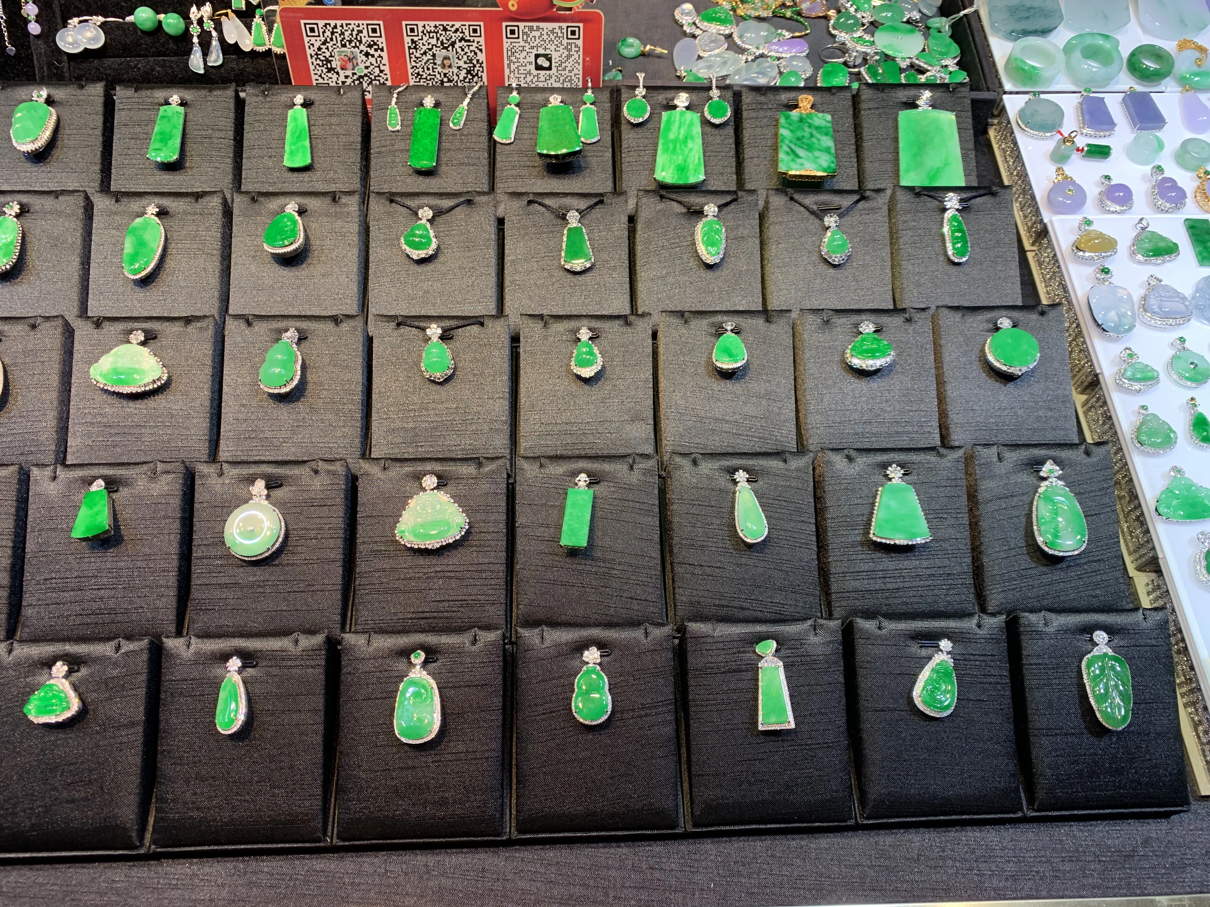 18k金钻镶嵌翠绿随形吊坠 玉质细腻  色泽清新艳丽 整体尺寸27.8*12.2*7.3