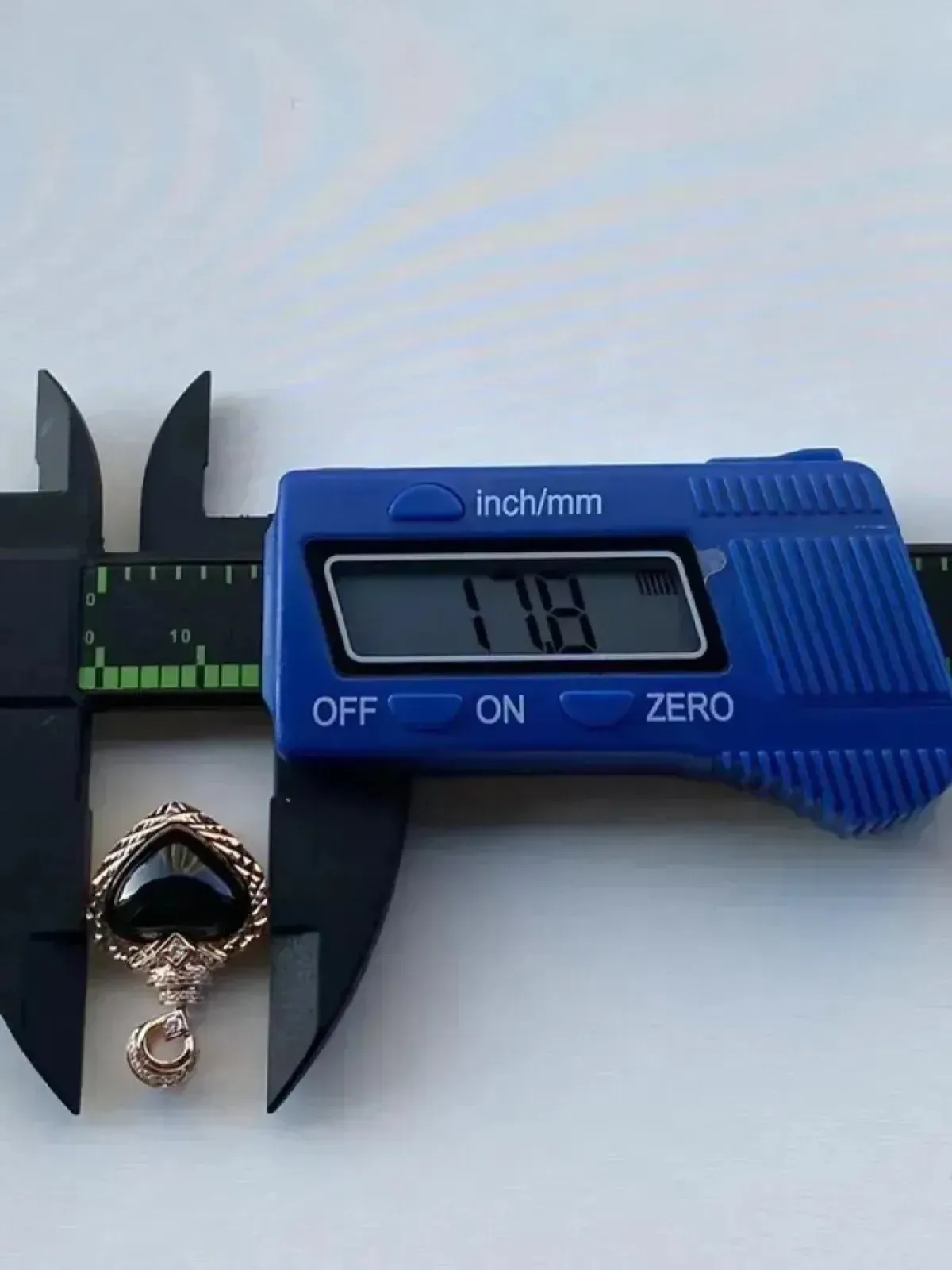 墨翠：【桃心吊坠】18K金+南非钻镶嵌，细腻干净，黑度极黑，性价比高，雕工精湛，打灯透绿 裸石尺寸：13.6*11.5