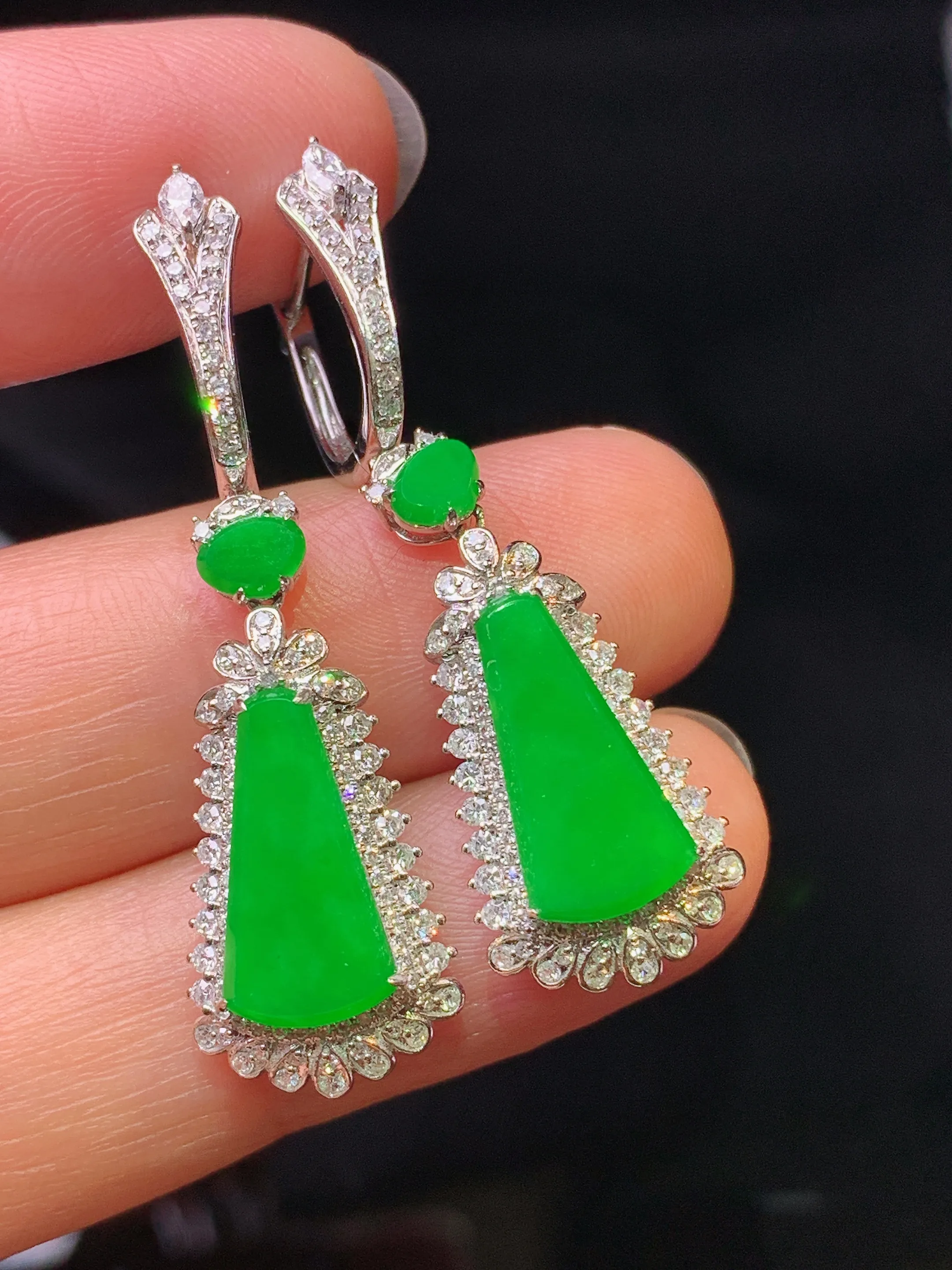 18k金钻镶嵌翠绿无事牌耳坠 玉质细腻 色泽艳丽清新 整体尺寸39.2*11.5*5.5