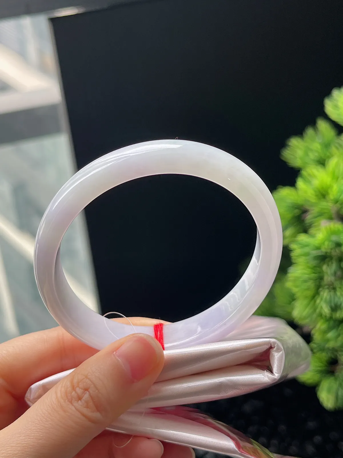 贵妃镯59.5圈口，翡翠糯化种淡紫色手镯