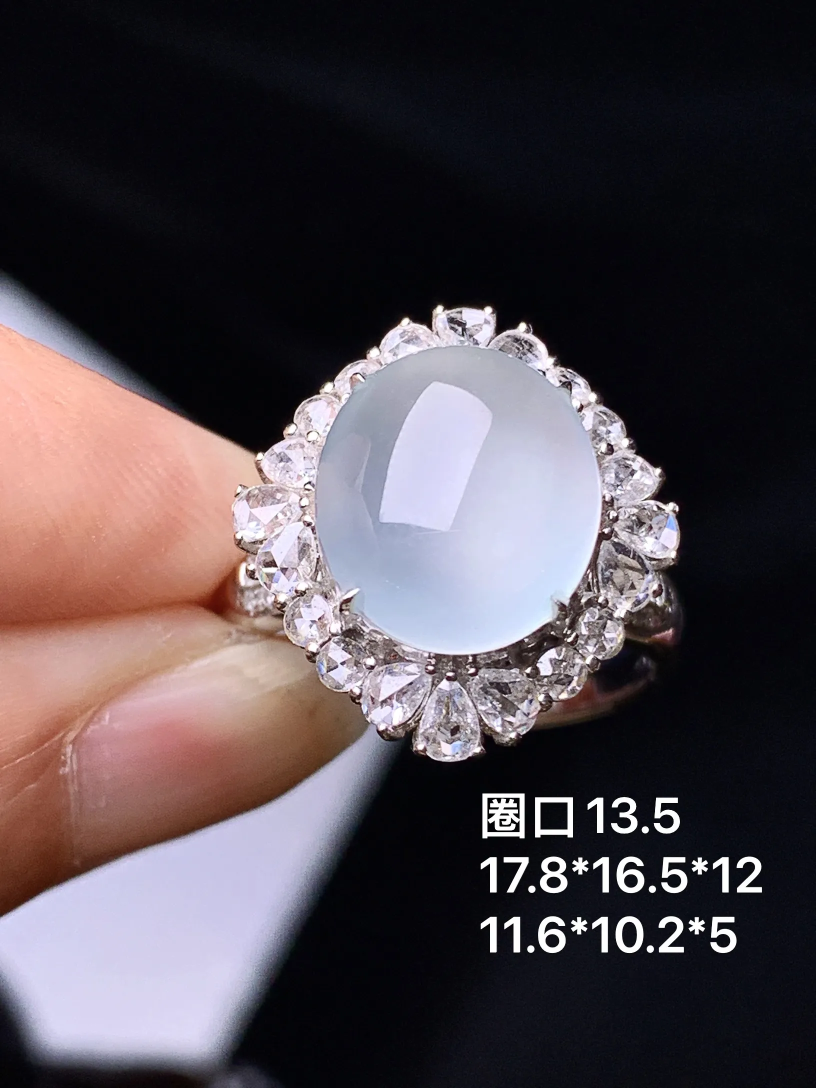 18k金钻镶嵌冰种蛋面戒指 玉质细腻  色泽清新艳丽 圈口13.5 整体尺寸17.8*16.5*12