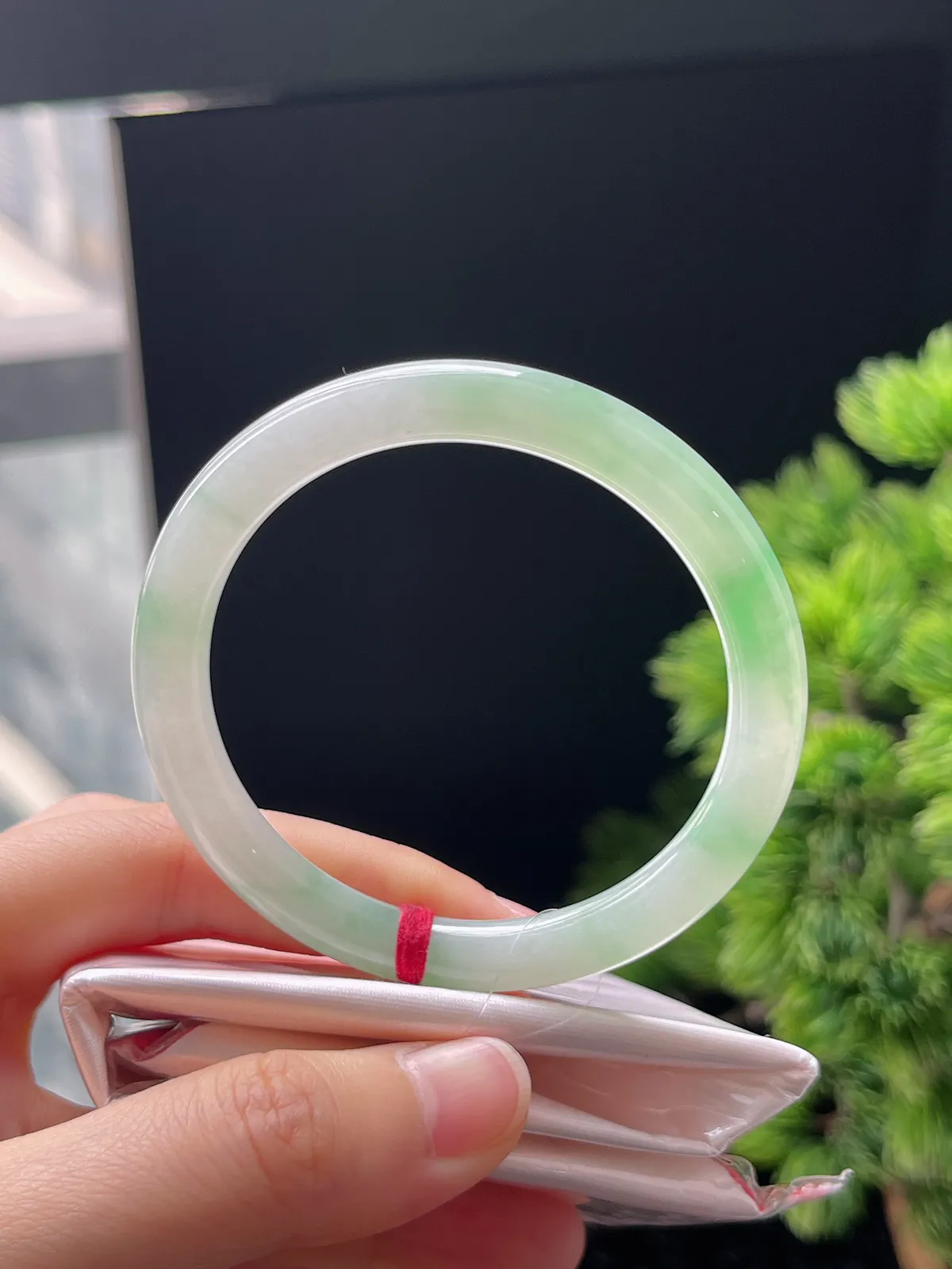 圆镯51.2圈口，翡翠冰糯种淡绿色细圆条手镯