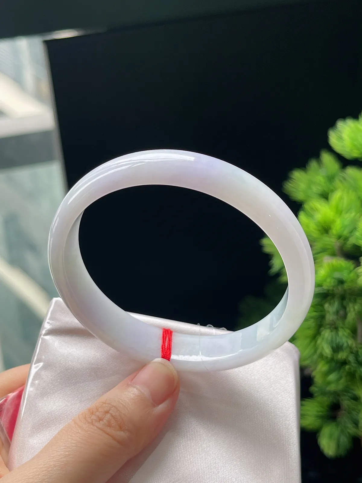 贵妃镯59.5圈口，翡翠糯化种淡紫色手镯