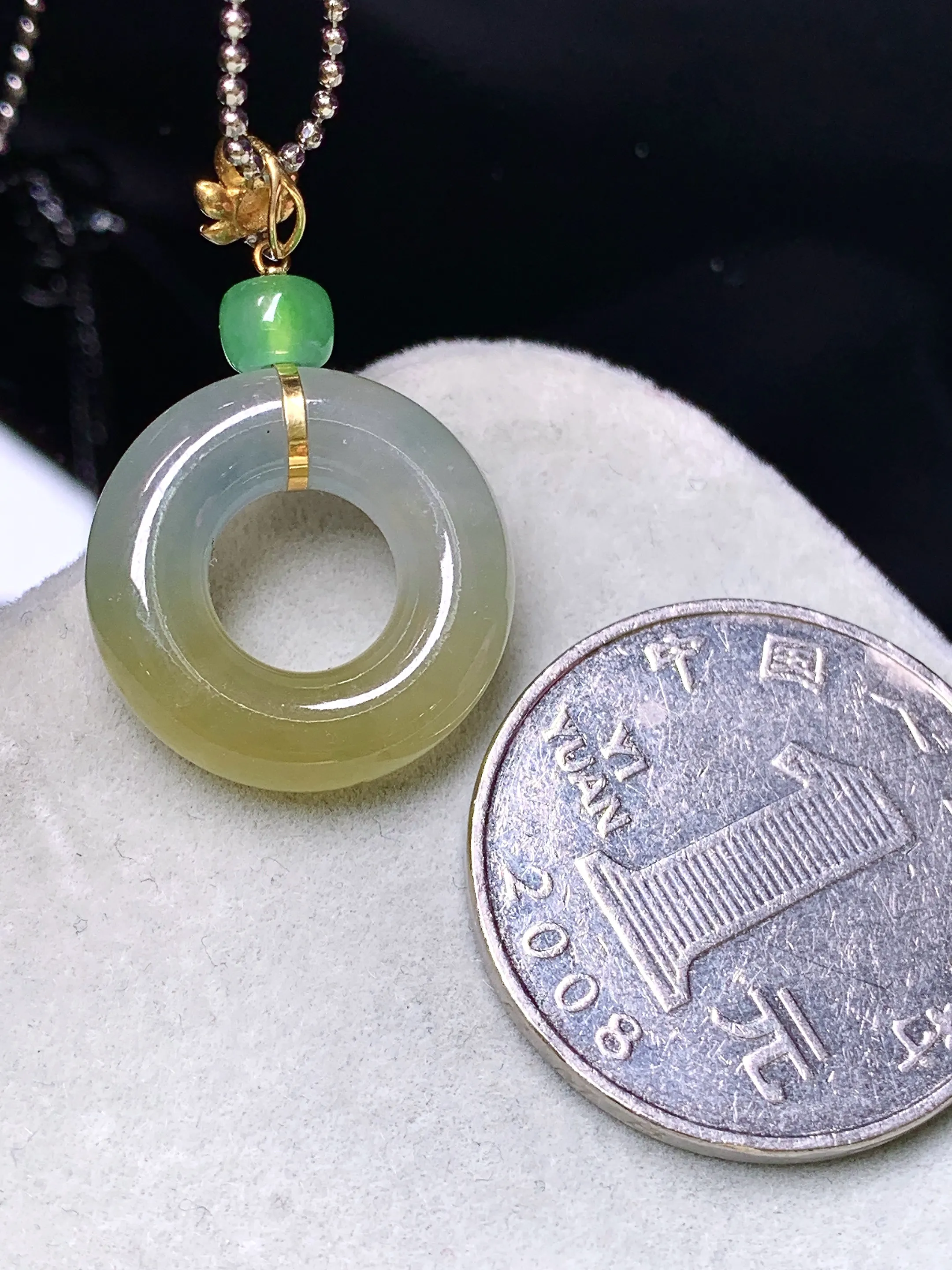 18k金镶嵌飘黄翡平安环吊坠 玉质细腻  色泽清新艳丽 整体尺寸28.8*18.2*5.5