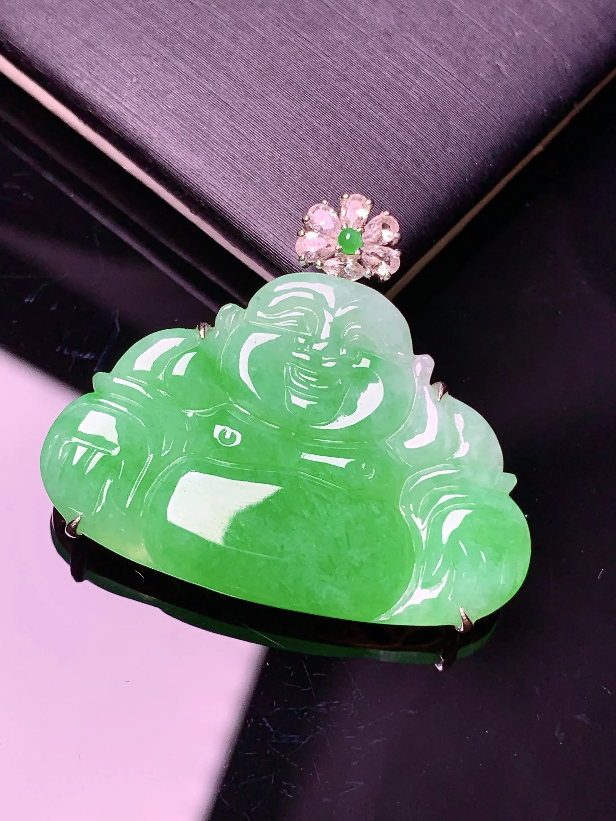 18k金钻镶嵌翠绿佛公吊坠 玉质细腻  色泽清新艳丽 整体尺寸28*32*5.3