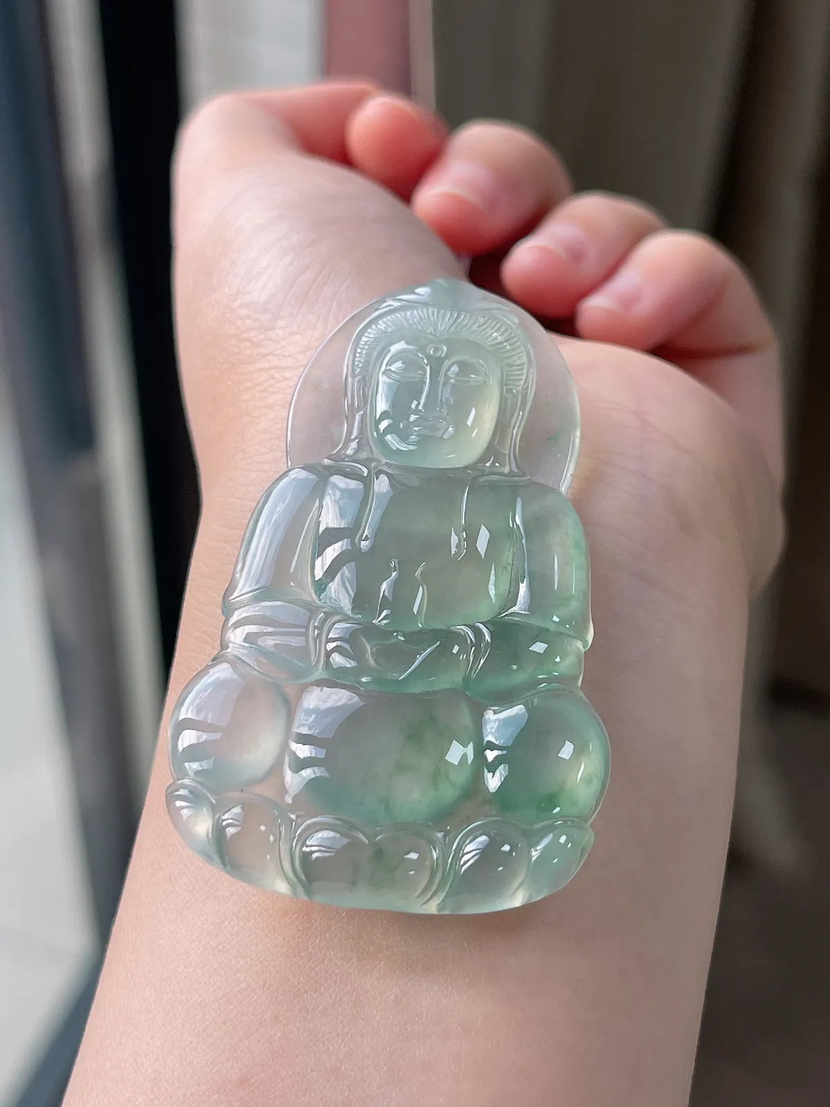 翡翠冰种浅绿色飘花大观音挂坠