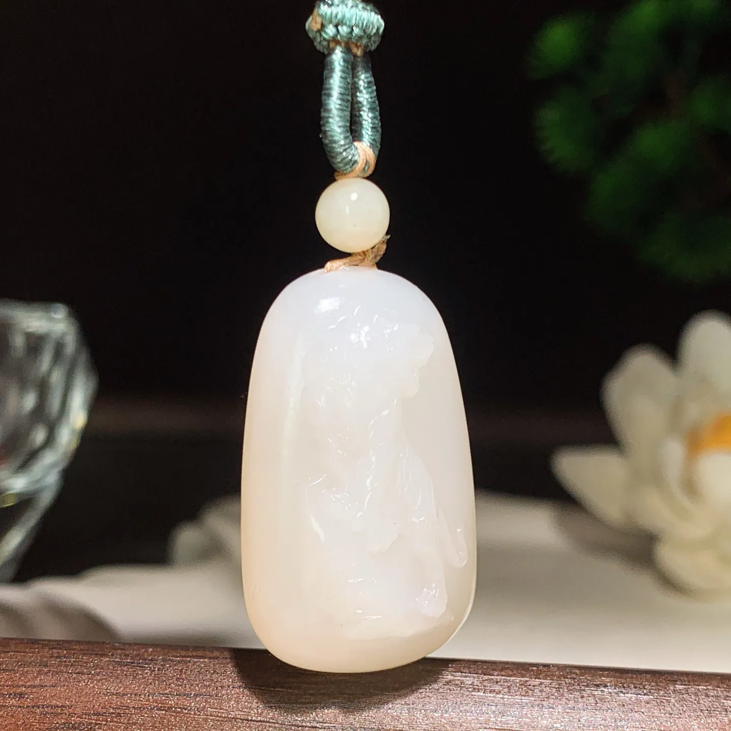 和田玉白玉上山虎挂件 尺寸31/19/10重13克。玉质细腻油润。手推出油。品相大气 lt260204