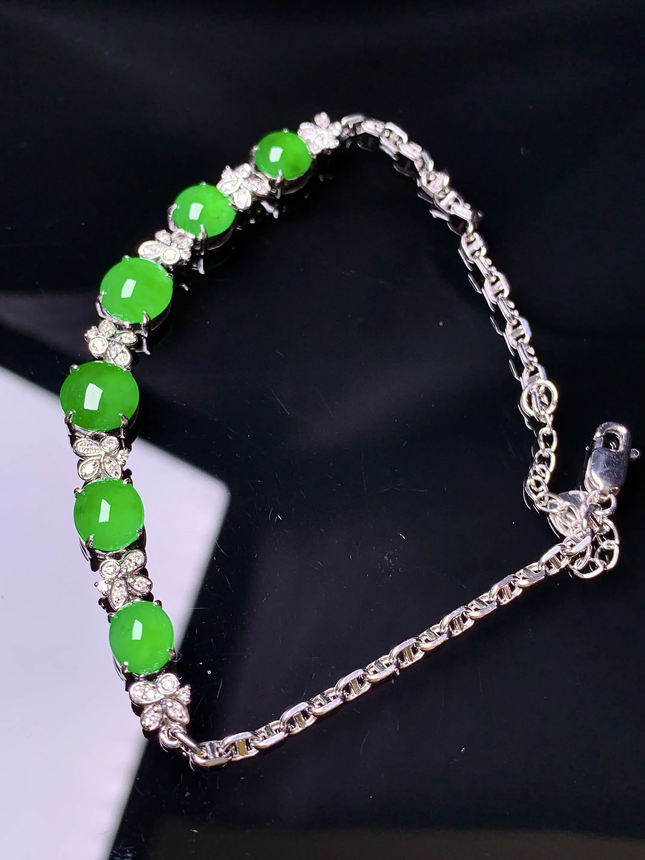 18k金钻镶嵌满绿蛋面手链 玉质细腻 色泽艳丽清新 整体尺寸70.8*6.8*4.3