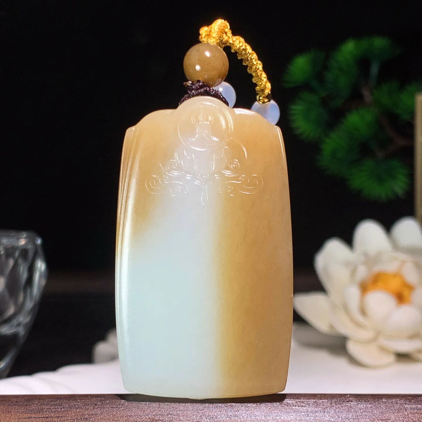 新疆和田玉白玉且末糖平安无事牌挂件 尺寸52/30/9重40.5克。玉质细腻油润。手推出油。品相大气