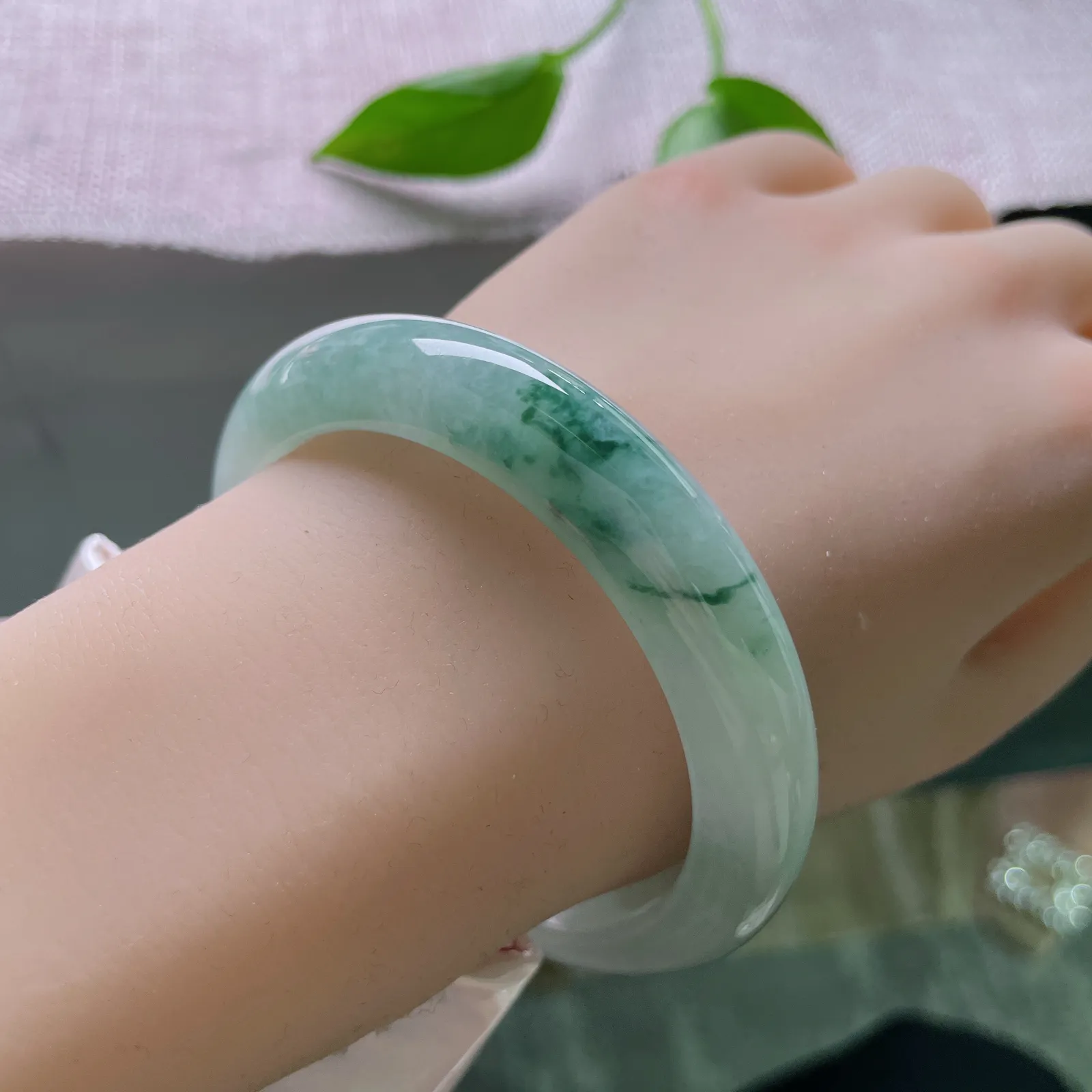 尺寸 57.6/12.2/8.8，飘花正圈，种老水足，清透质地衬得花形灵动。