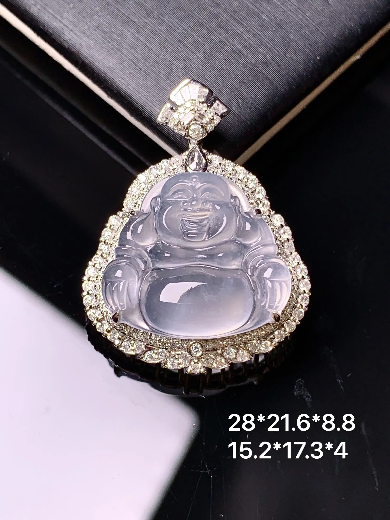 18k金钻镶嵌冰种佛公吊坠 玉质细腻 色泽艳丽清新 整体尺寸28*21.6*8.8