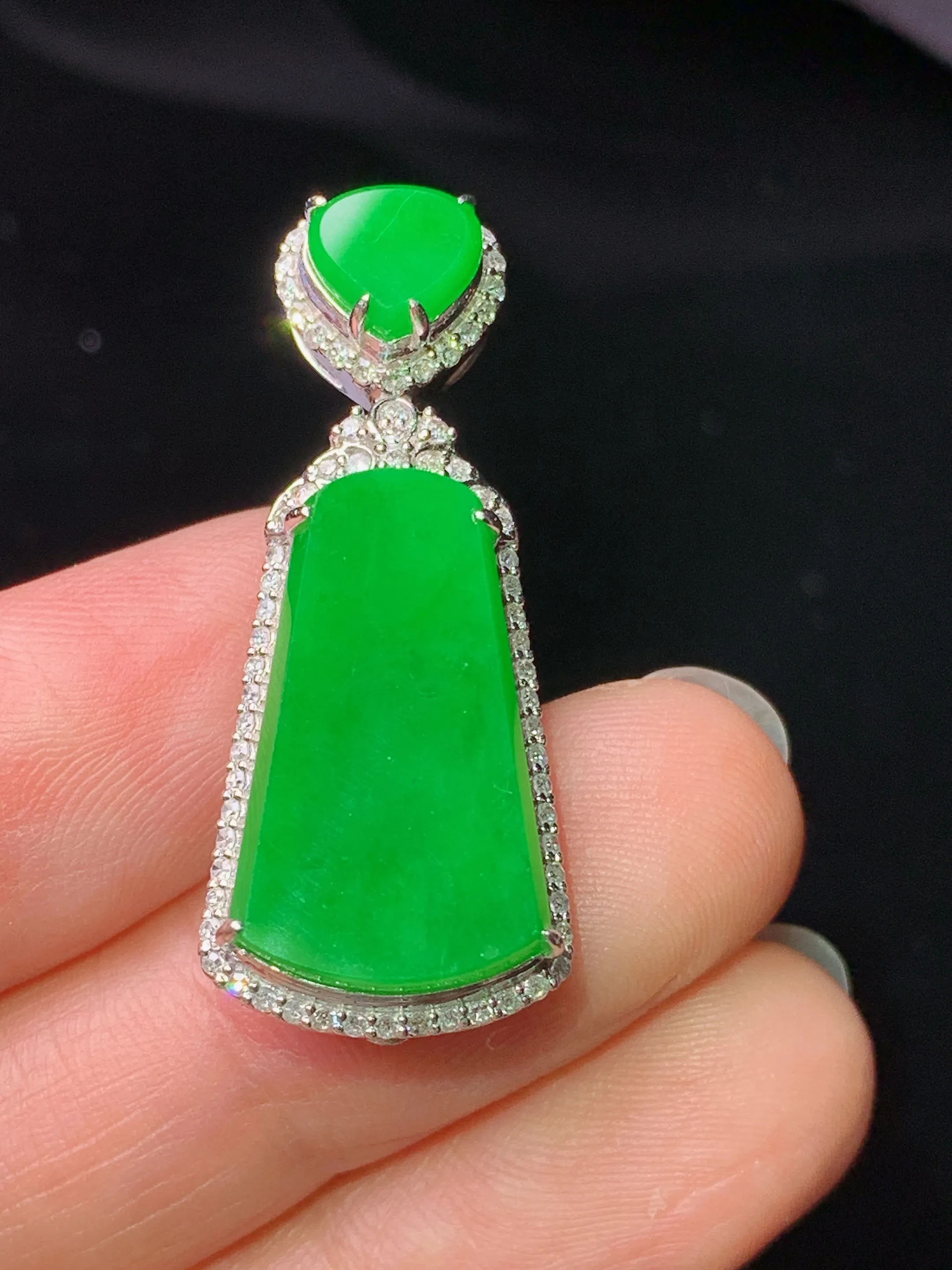 18k金钻镶嵌满绿无事牌吊坠 玉质细腻 色泽艳丽清新 整体尺寸33.2*13.8*9.2