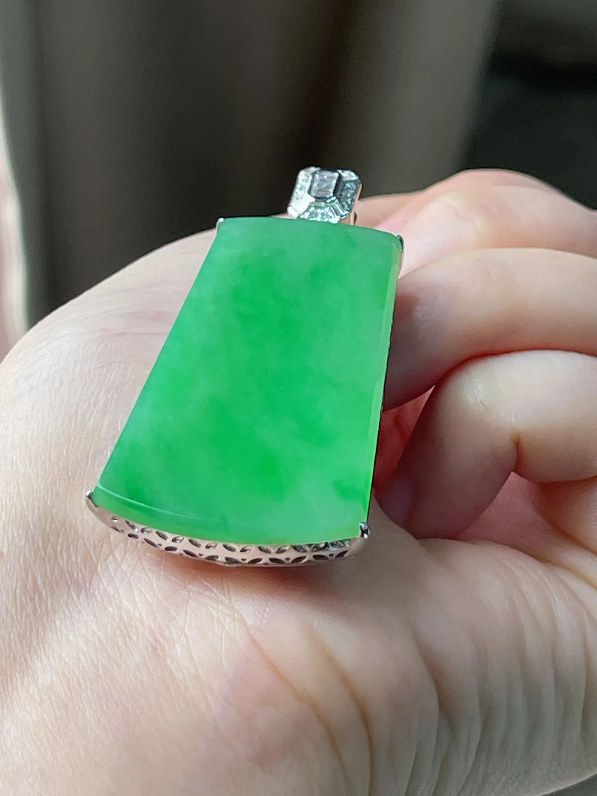 18k金翡翠冰糯种满绿无事牌吊坠