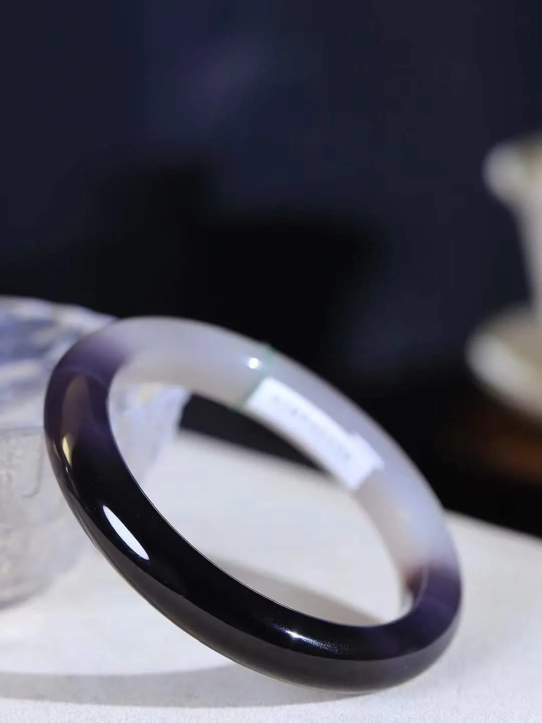 【腕间柔情.手镯】   

精品和田玉烟紫双色手镯 玉质温润细腻 油性十足 古朴秀雅 轻抚岁月的栏杆软香温玉，腕间玉镯轻轻晃动，令人情动心间，撷一缕月末的芬芳，把心思铺陈，时光静美，惟有你最温柔。重45.4克   尺寸55-10.5-8.7mm  4627255A