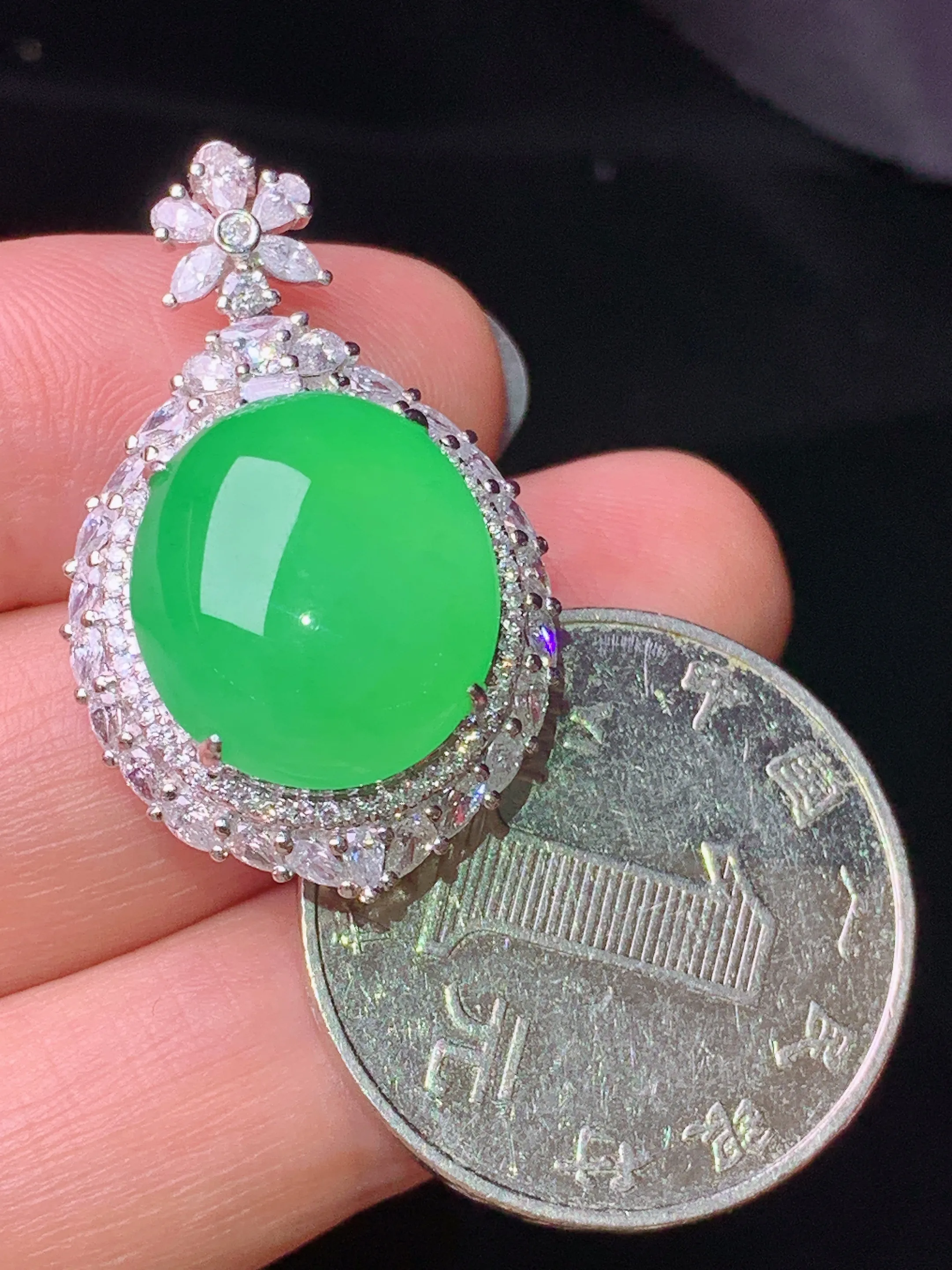 18k金钻镶嵌满绿蛋面戒指吊坠两用款 玉质细腻 色泽艳丽清新 圈口15.5 整体尺寸31.3*19*13.2