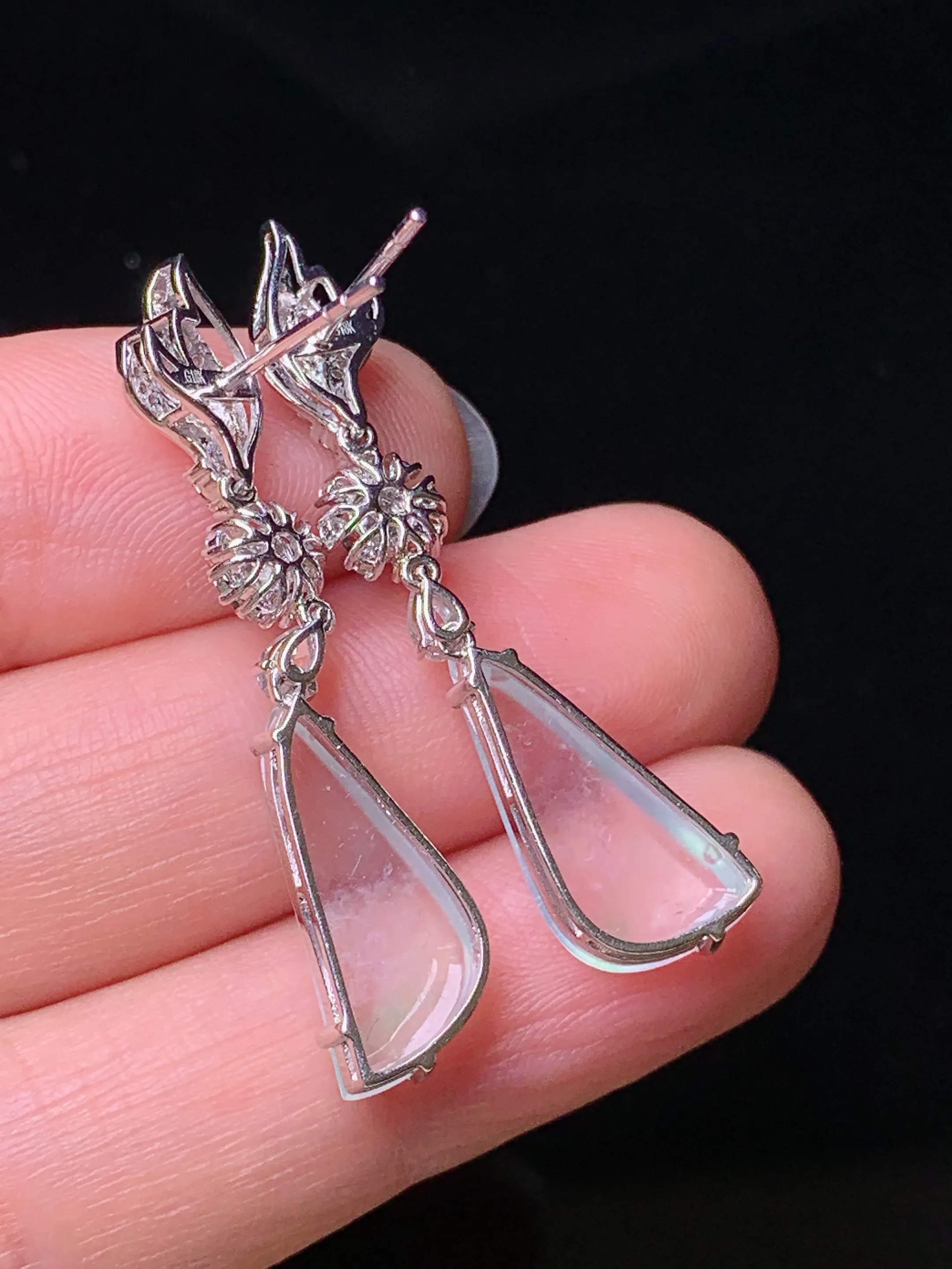 18k金钻镶嵌冰种随形耳坠 玉质细腻 色泽艳丽清新 整体尺寸37.2*7.5*4.8