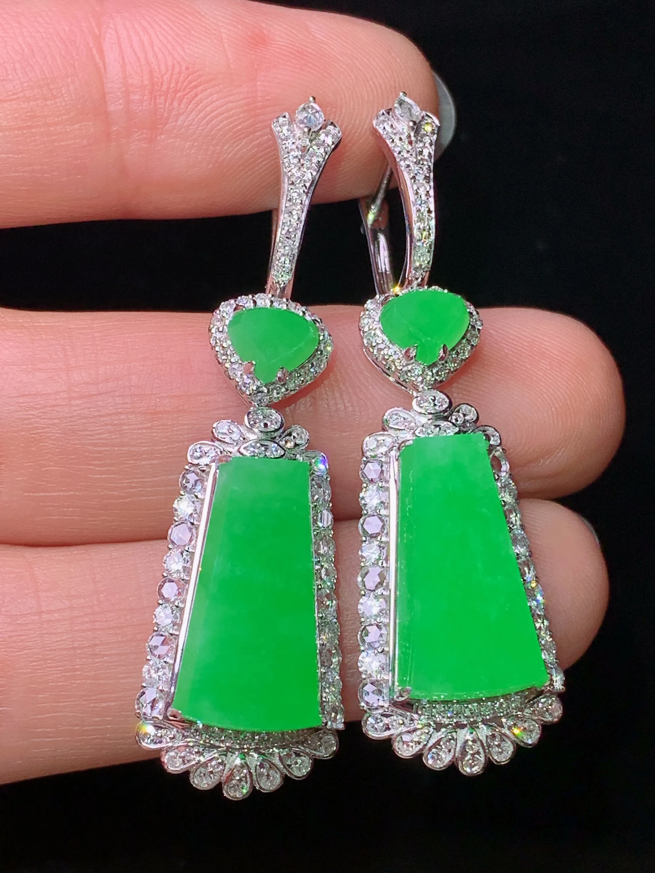 18k金钻镶嵌翠绿无事牌耳坠 玉质细腻 色泽艳丽清新 整体尺寸44.8*13*8