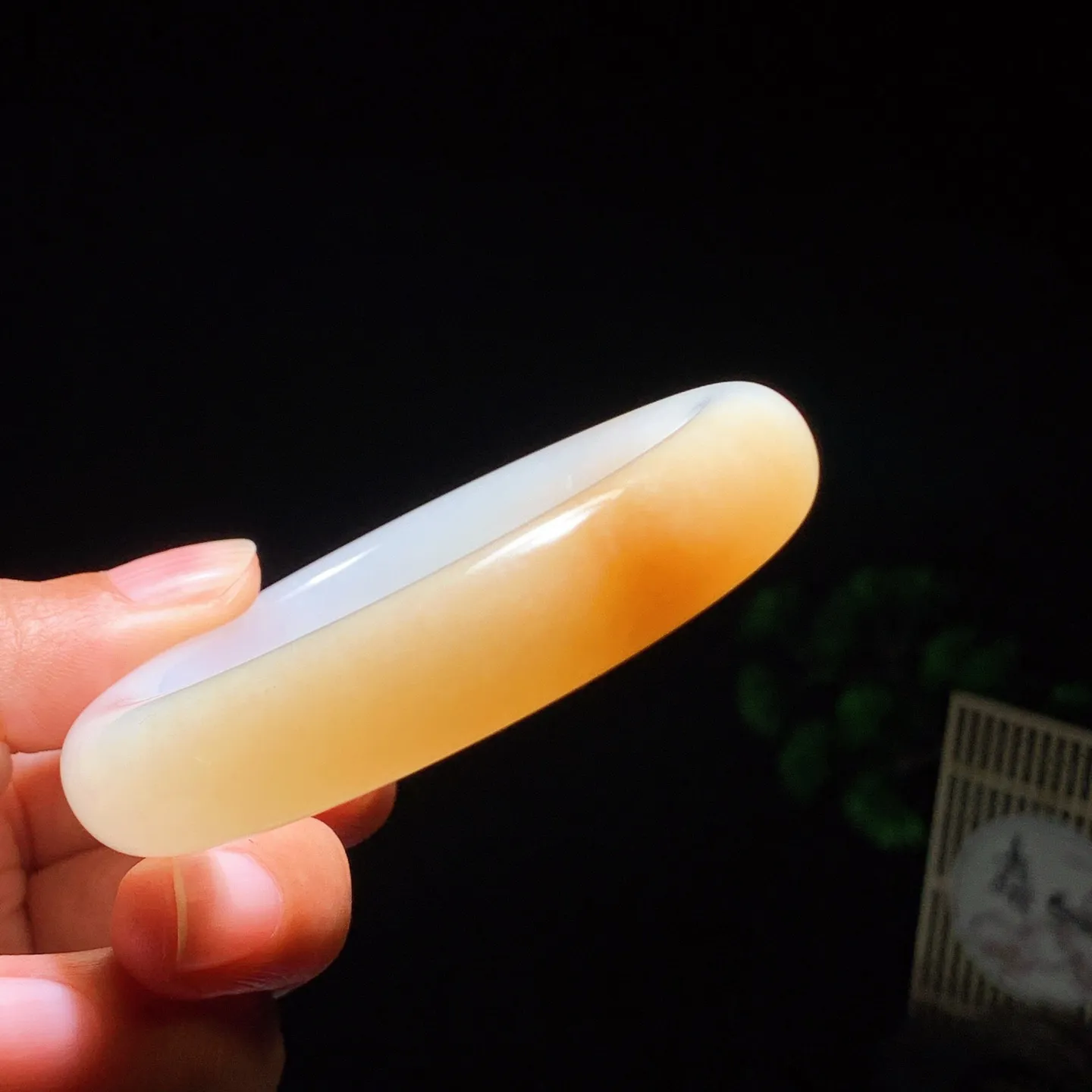 新疆和田玉羊脂白且末糖手镯 52圈口条宽12厚9重57.5克。玉质细腻油润。手推出油。佩戴高端典雅。lt260205