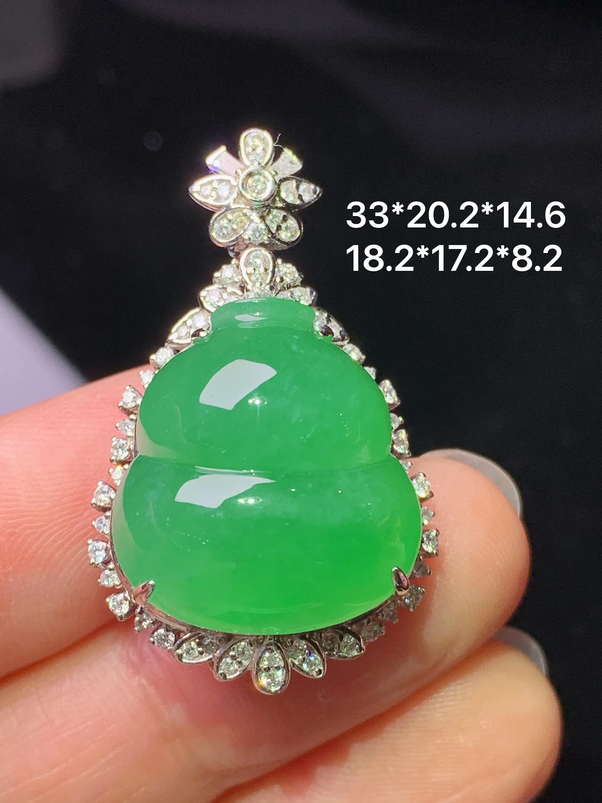 18k金钻镶嵌翠绿葫芦吊坠 玉质细腻 色泽艳丽清新 整体尺寸33*20.2*14.6