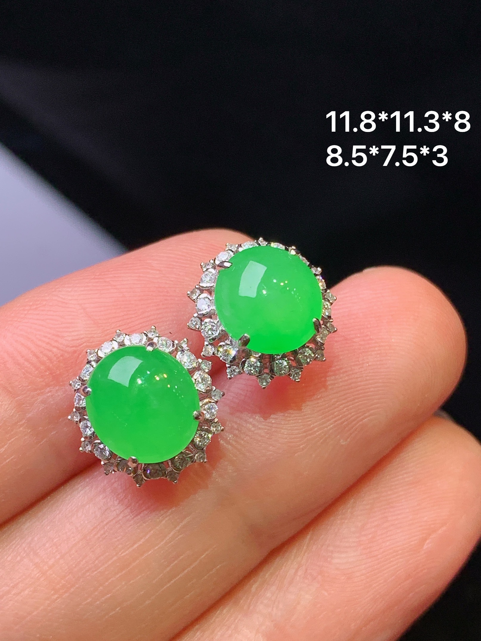 18k金钻镶嵌冰种翠绿蛋面耳钉 玉质细腻 色泽艳丽清新 整体尺寸11.8*11.3*8