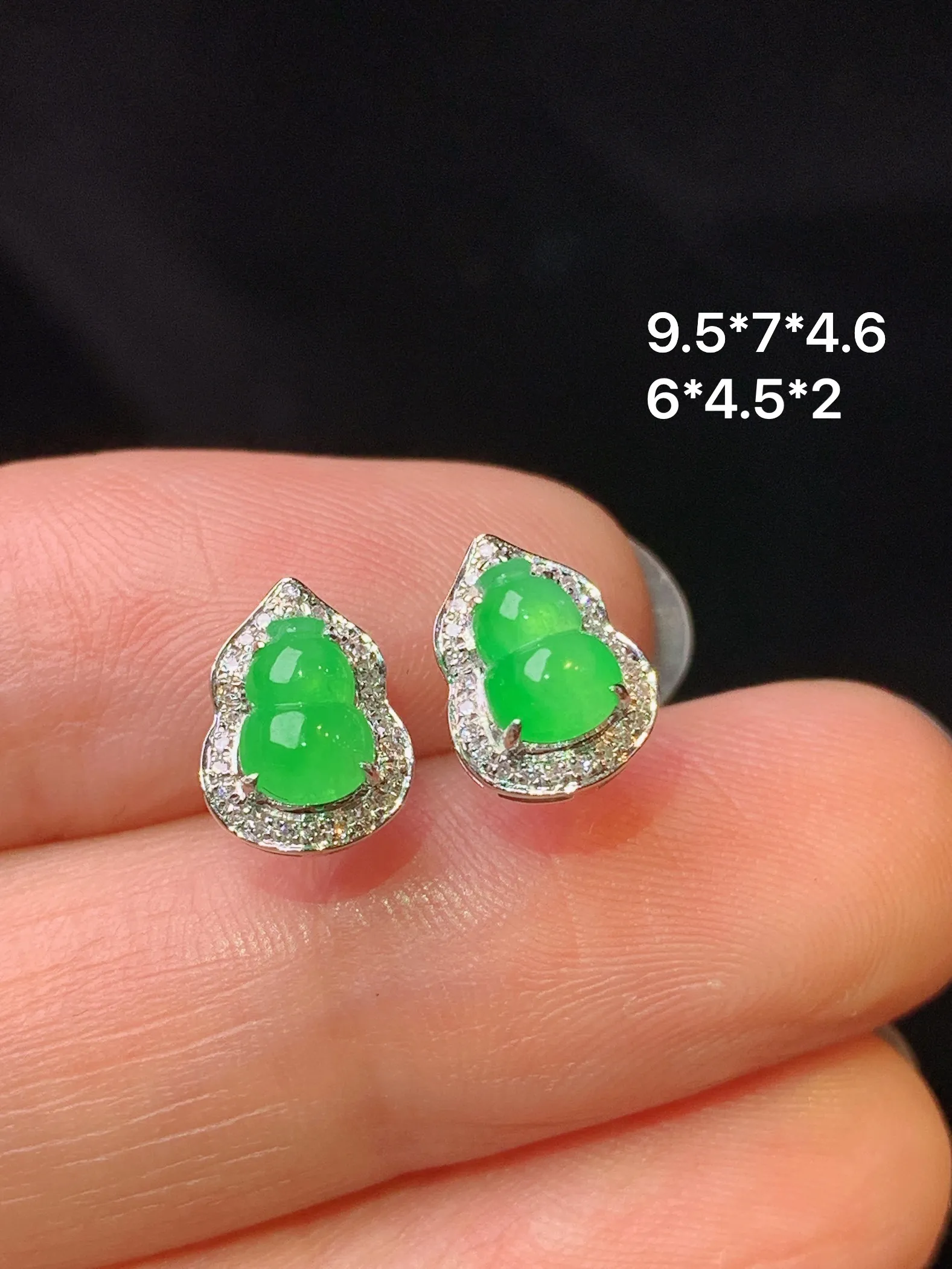 18k金钻镶嵌翠绿葫芦耳钉 玉质细腻 色泽艳丽清新 整体尺寸9.5*7*4.6